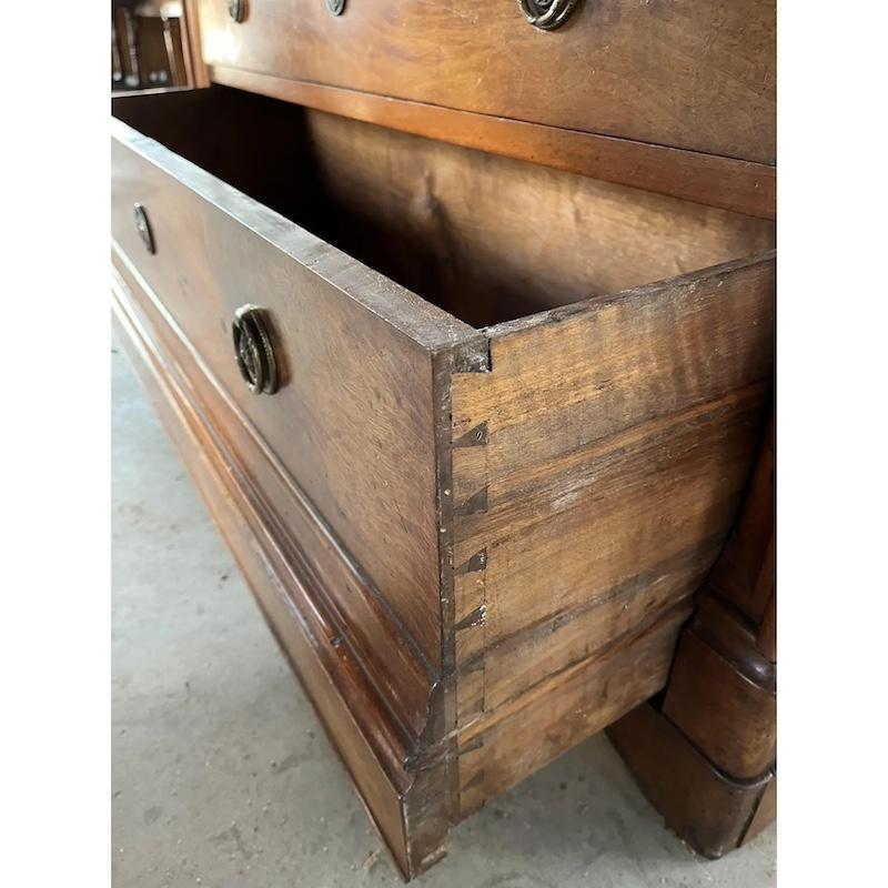 Commode italienne en noyer Carlo X du 19e siècle en vente 2