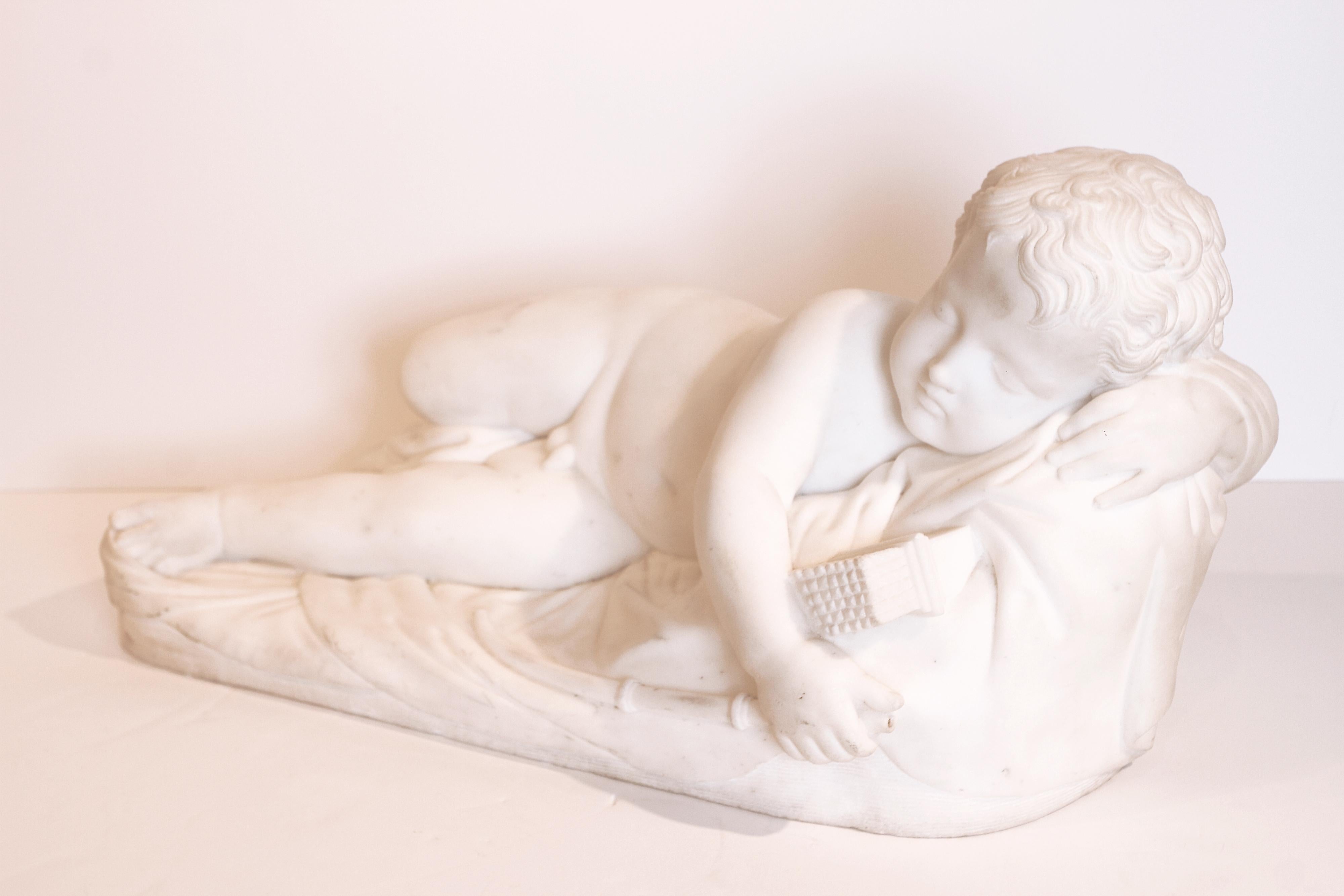 chérubin en marbre de Carrare italien du XIXe siècle sur un coussin. Grandes dimensions finement détaillées.