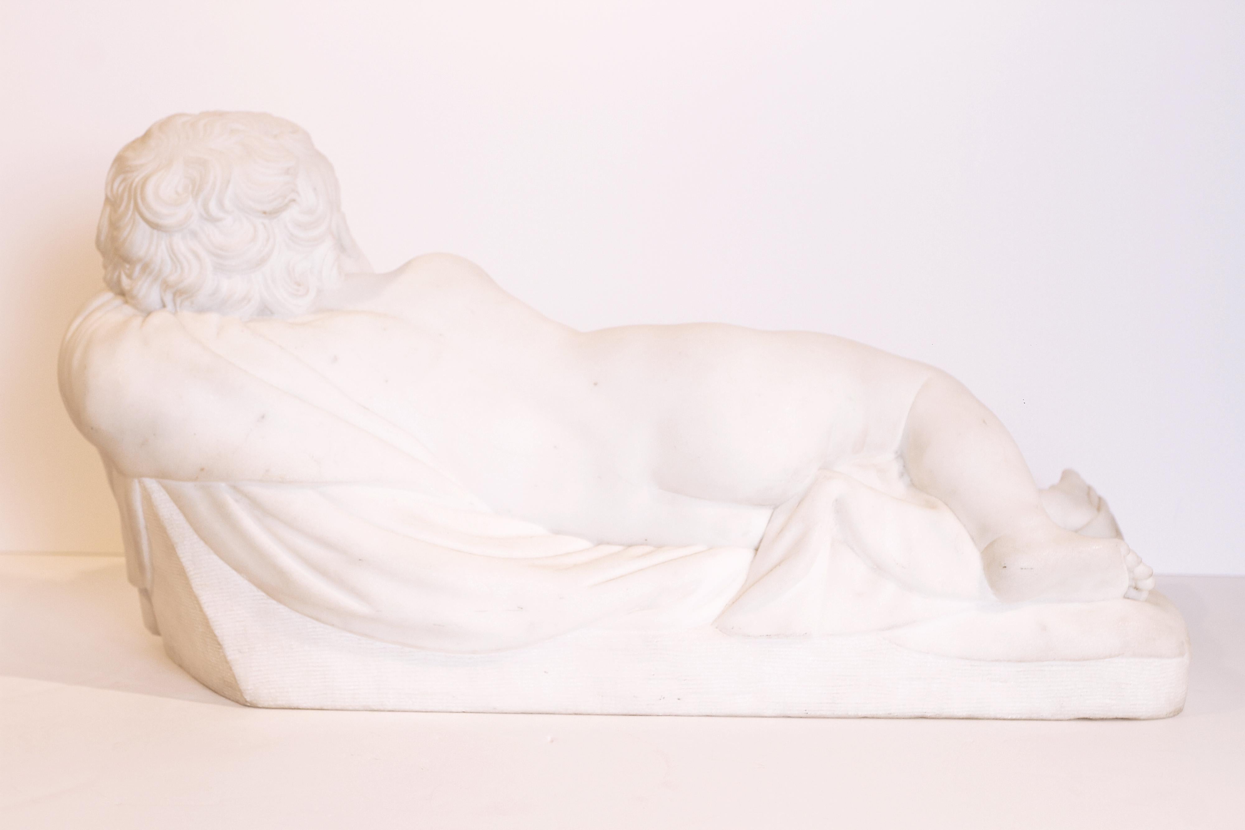 XIXe siècle Coussin avec chérubin en marbre de Carrare du 19ème siècle sur un coussin en vente
