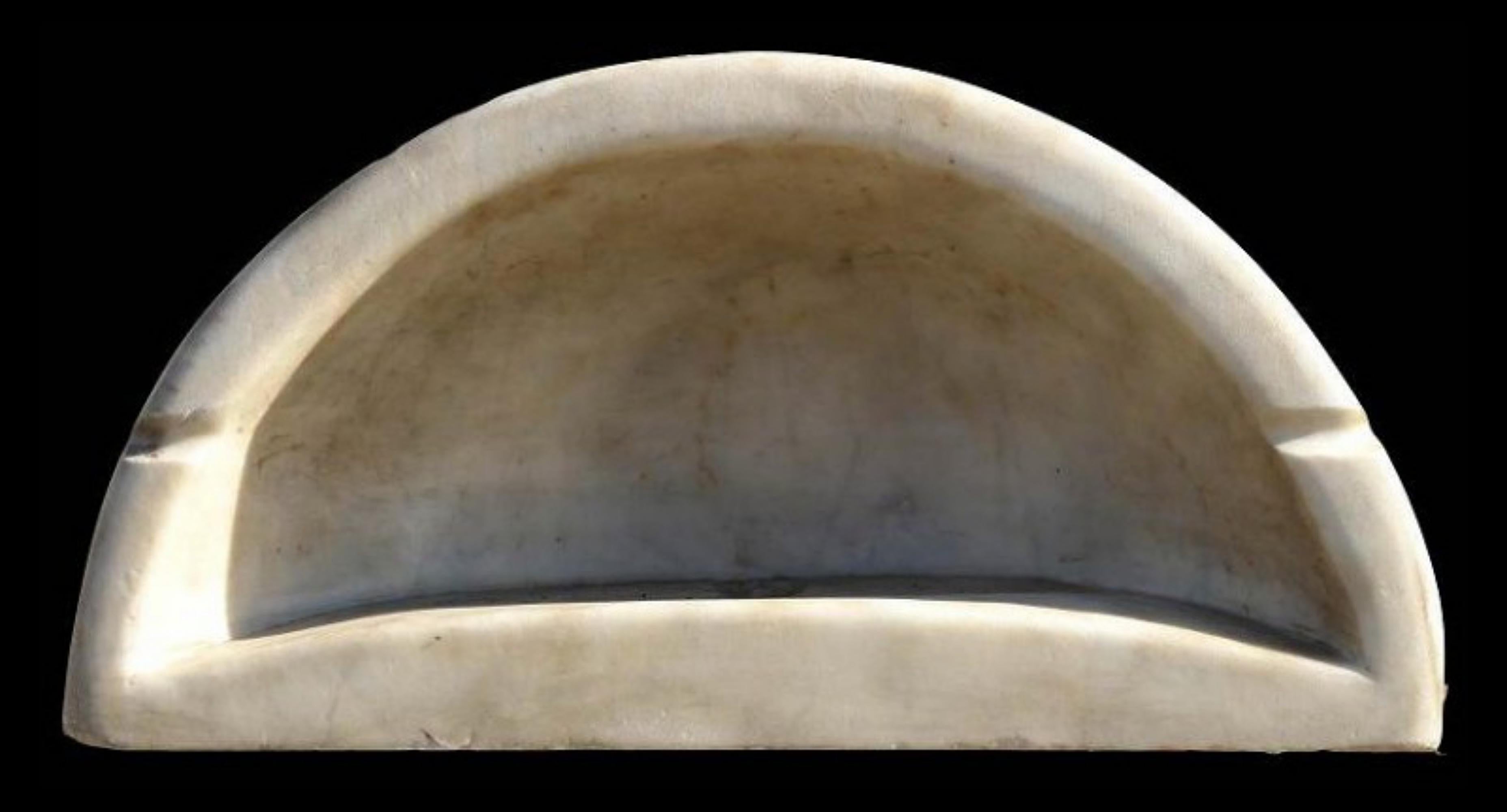 CARRARA MARBLE SAC À MAIN D'ARTISANAT italien du 19ème Siècle

Lavabo en marbre blanc de Carrare décoré de feuilles et de grappes de raisin.
LARGEUR 69 cm
LONGUEUR 35cm
PROFONDEUR INTERNE DU BASSIN 22 cm
bonne condition