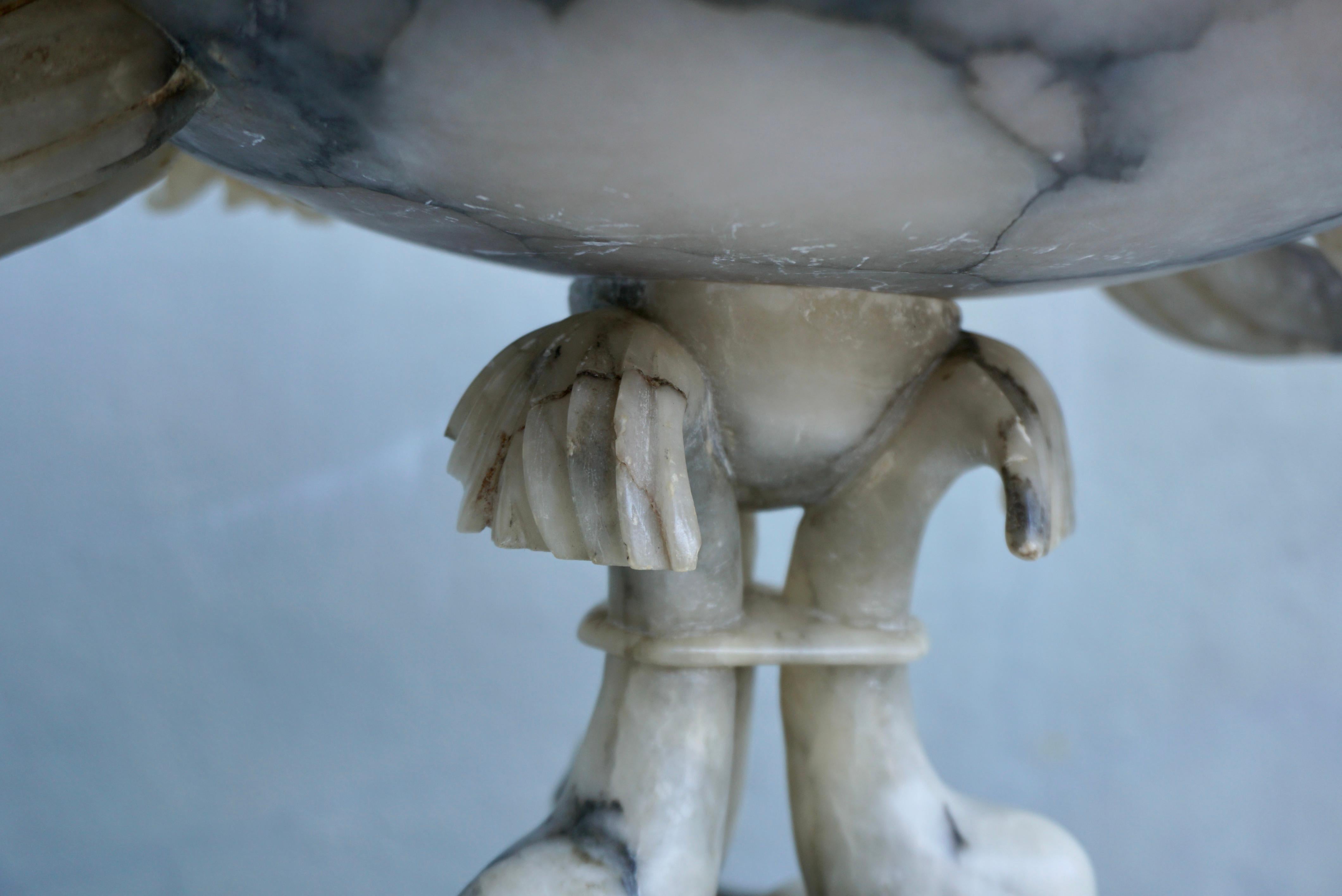 Centre de table italien du 19ème siècle en albâtre sculpté avec dauphins en vente 4