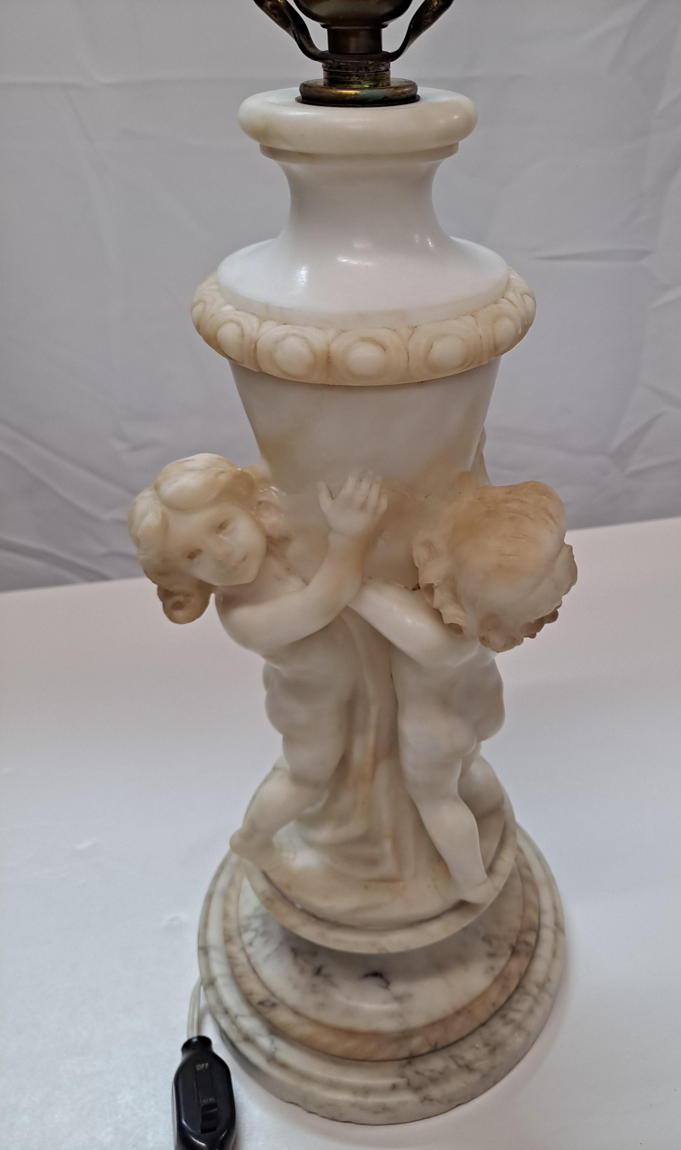 Italienische geschnitzte Alabaster-Skulptur-Lampe mit Marmorsockel aus dem 19. Jahrhundert  im Angebot 1