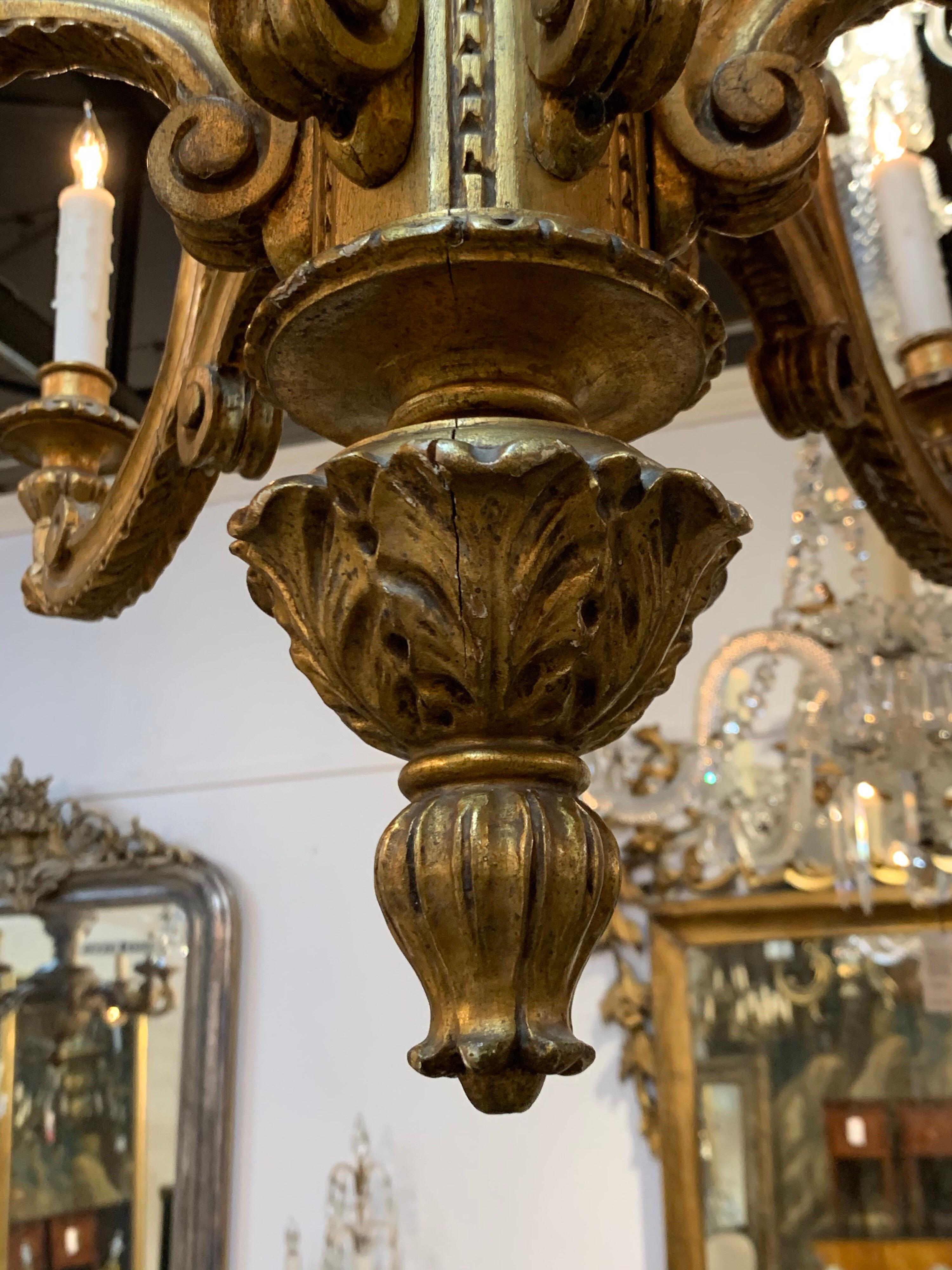19th Century Italian Carved and Giltwood 12-Light Chandelier 3