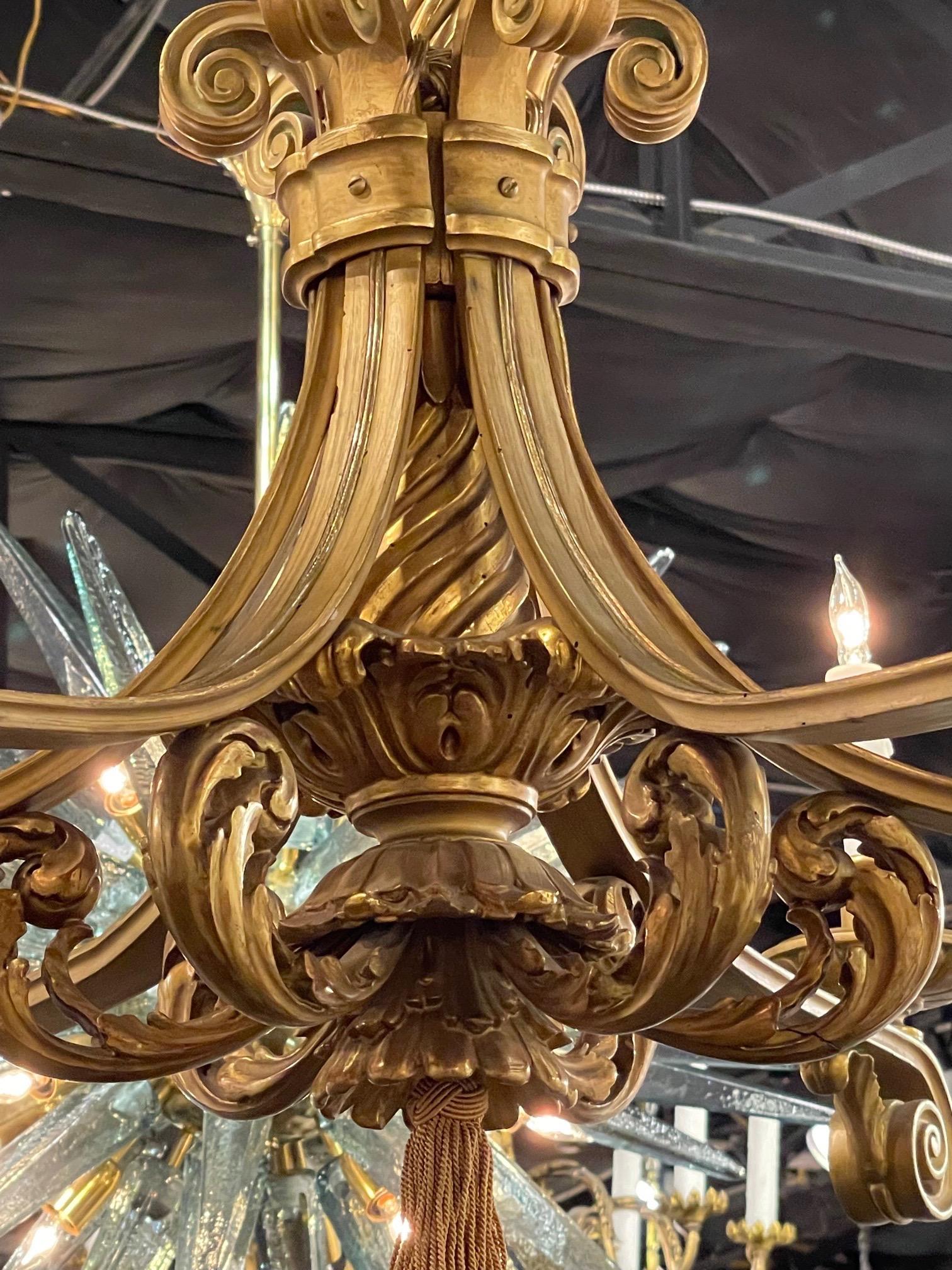 Araña italiana del siglo XIX de 6 luces tallada y de madera dorada Italiano en venta
