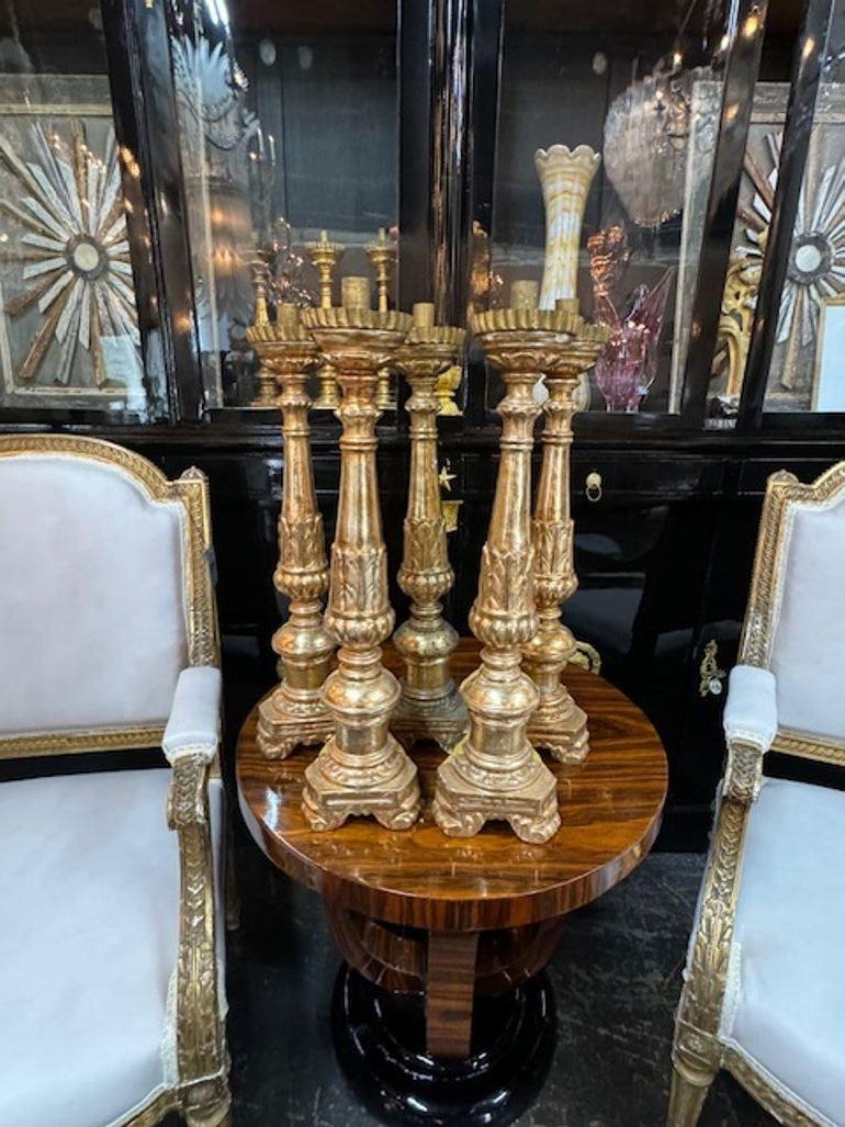 Magnifiques bâtons d'autel italiens en bois sculpté et doré du XIXe siècle. Magnifique série de 5. Très spécial ! Circa 1860.
22h x 5w
