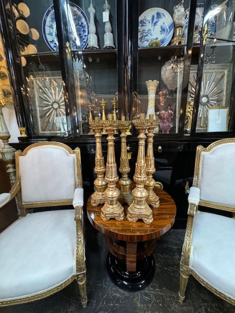 Sculpté Bâtons d'autel italiens du XIXe siècle en bois sculpté et doré en vente