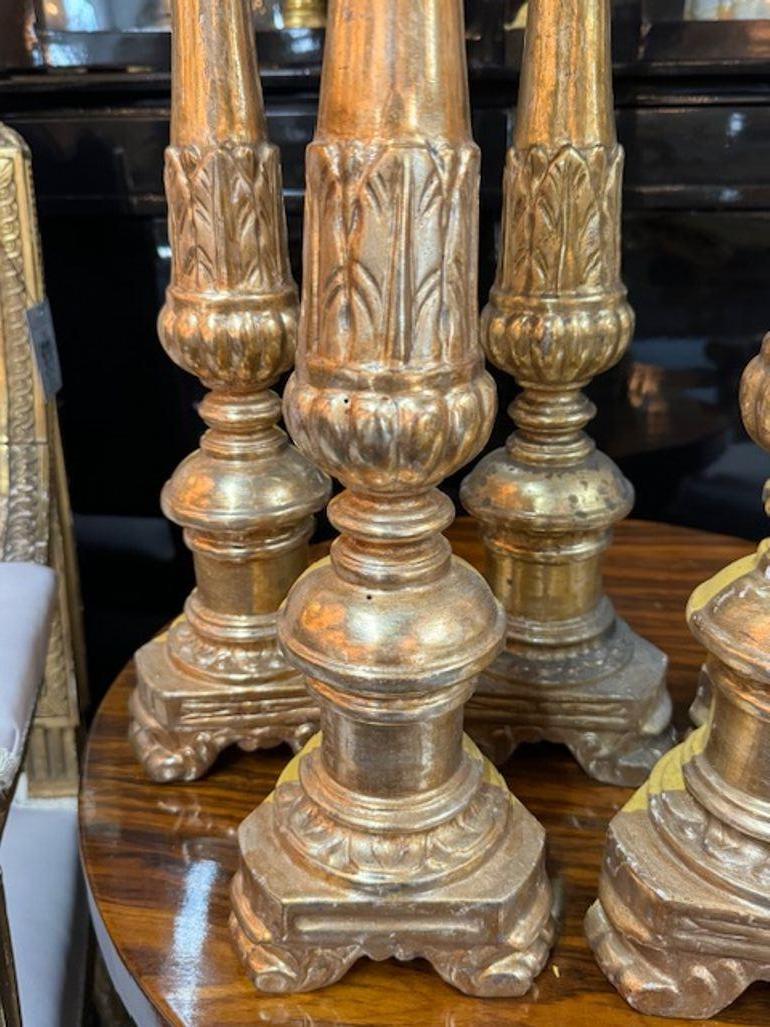 Bâtons d'autel italiens du XIXe siècle en bois sculpté et doré Bon état - En vente à Dallas, TX