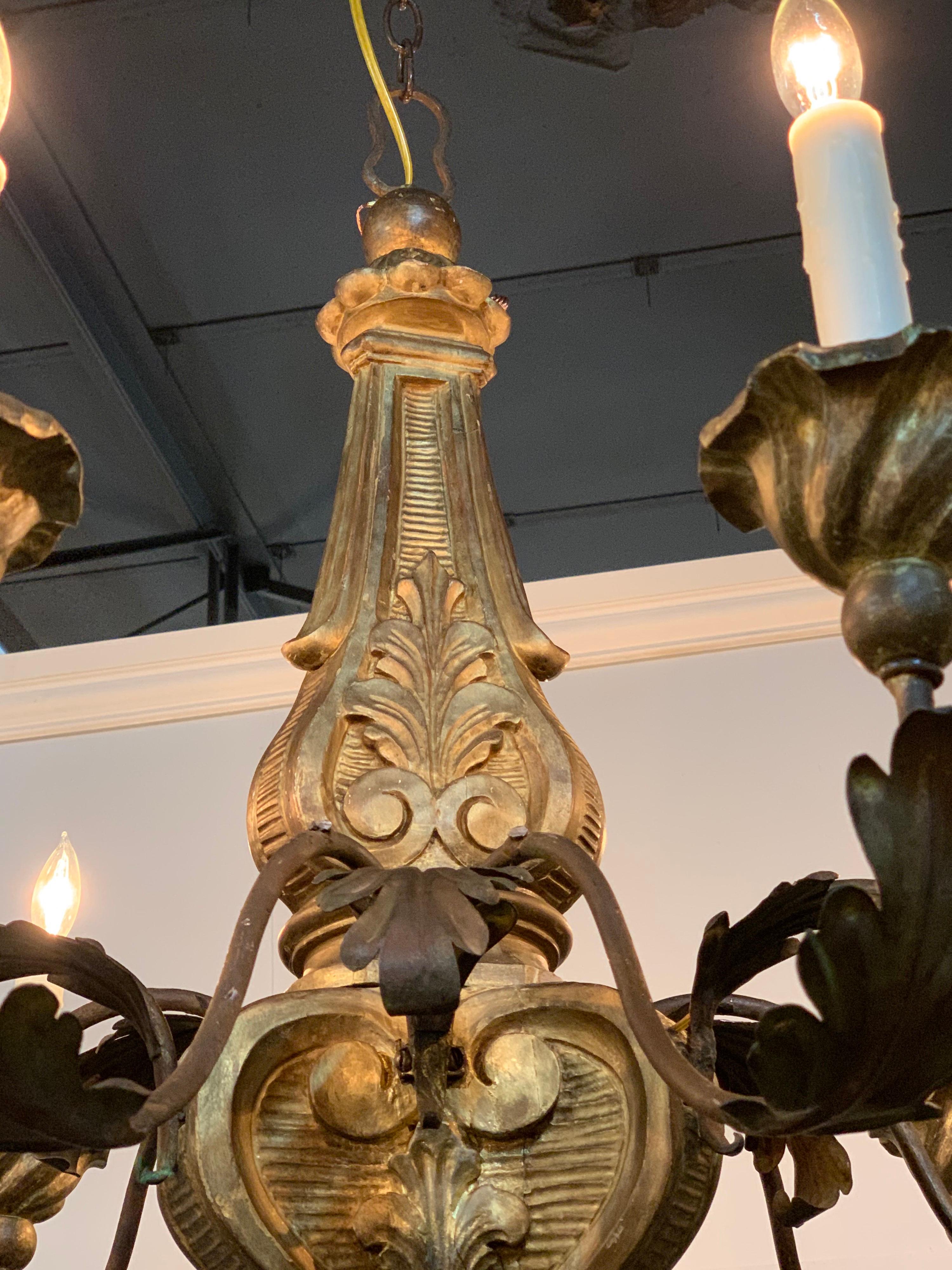 Metal 19th Century Italian Carved and Giltwood Chandelier For Sale