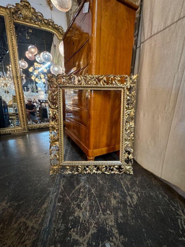 Elegant cadre italien du XIXe siècle en bois sculpté et doré de style Florentine. Ce serait parfait pour un miroir. Magnifique ! Circa 1850.
30 x 35