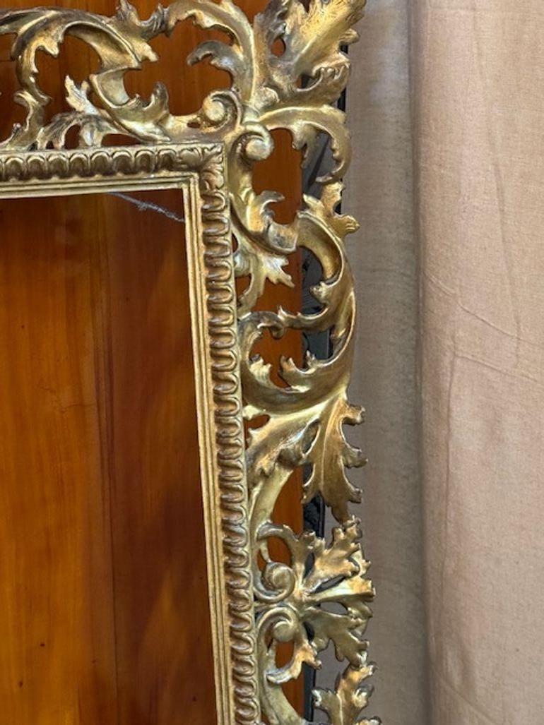 Sculpté Cadre italien du XIXe siècle en bois sculpté et doré en vente