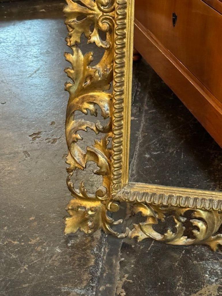 Bois doré Cadre italien du XIXe siècle en bois sculpté et doré en vente
