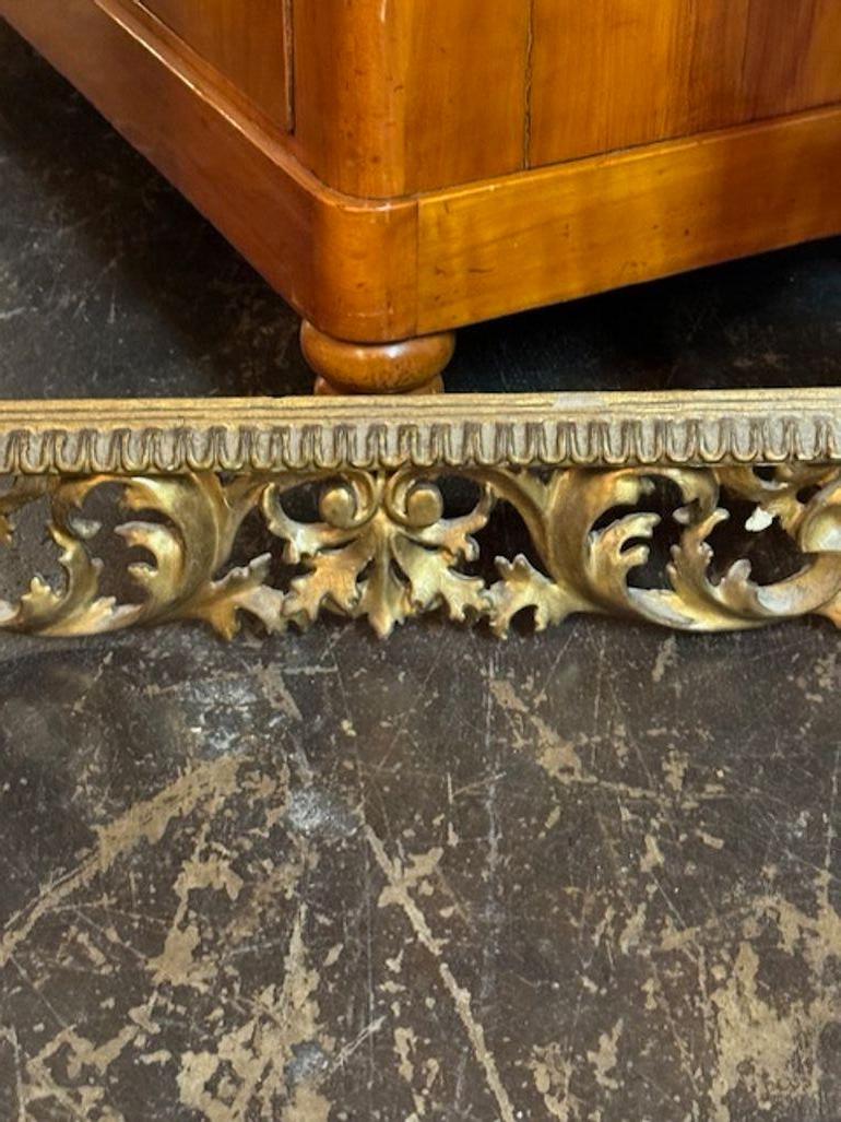Cadre italien du XIXe siècle en bois sculpté et doré en vente 1