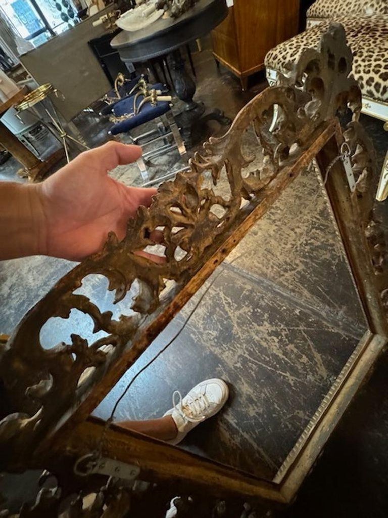 Miroir mural en bois doré sculpté de style baroque italien du 19e siècle En vente sur