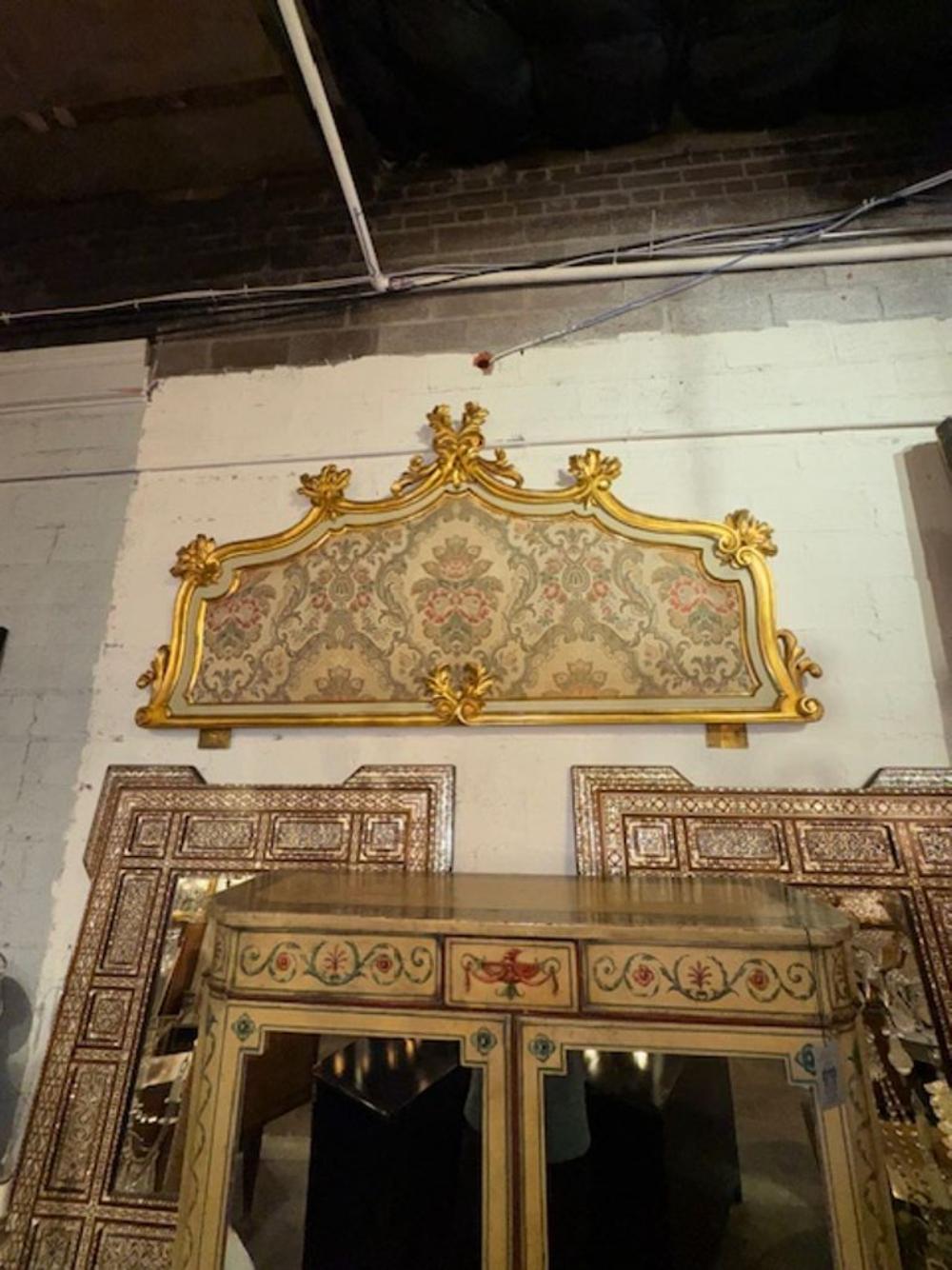 Dies ist ein italienisches Kopfteil aus dem 19. Jahrhundert, gefertigt aus geschnitztem Goldholz. Die kunstvollen Schnitzereien am Kopfteil zeugen vom handwerklichen Können der damaligen Zeit und verleihen jedem Schlafzimmer einen Hauch von Eleganz