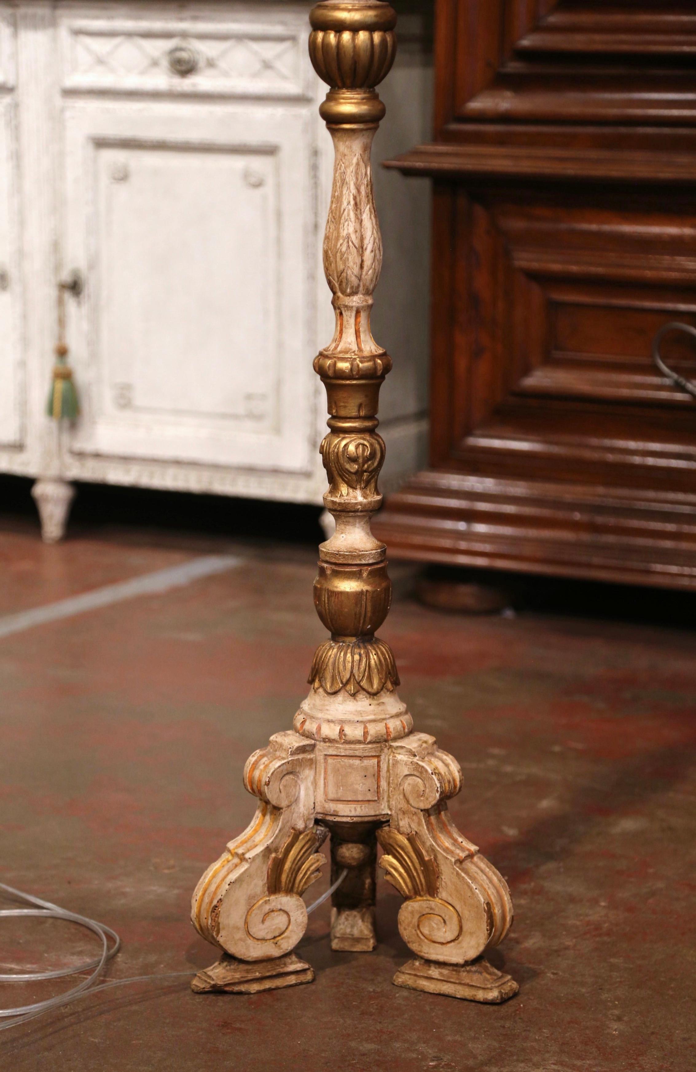 Italienische geschnitzte und bemalte Altar-Stehlampe auf Dreibein-Sockel aus dem 19. Jahrhundert (Barock) im Angebot