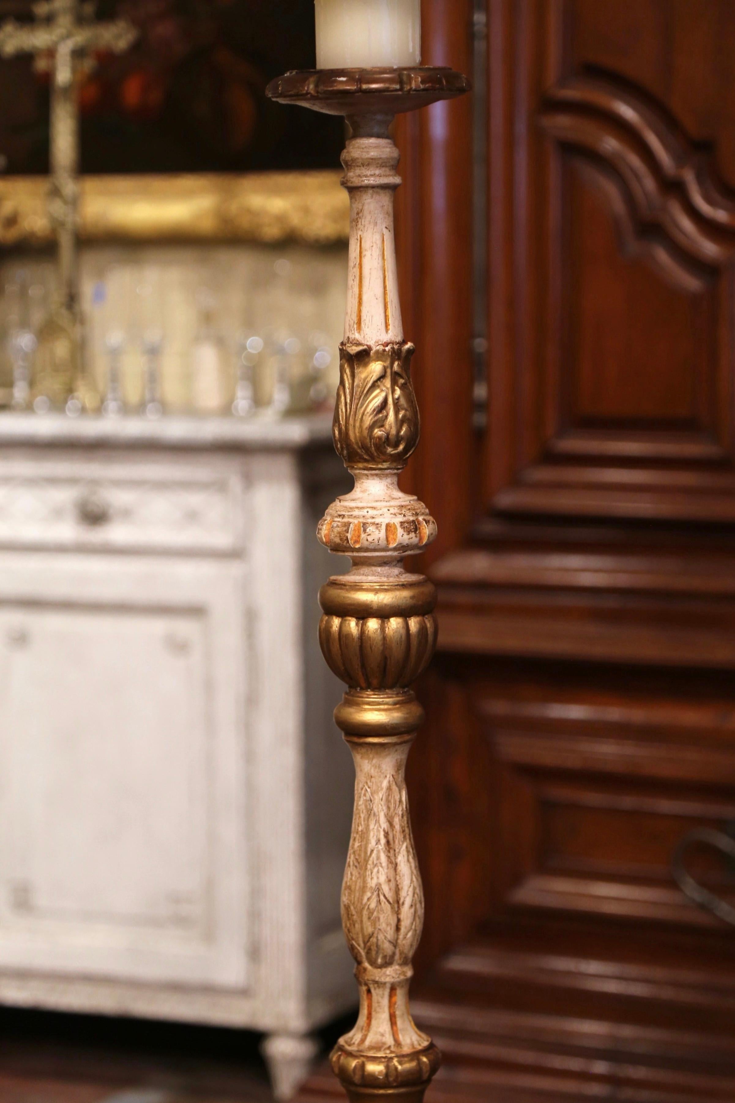 Italienische geschnitzte und bemalte Altar-Stehlampe auf Dreibein-Sockel aus dem 19. Jahrhundert (Handbemalt) im Angebot