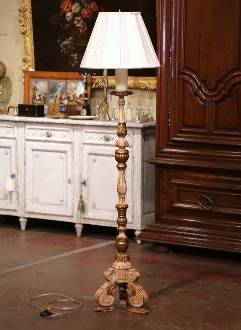 Lampadaire d'autel italien du 19ème siècle sculpté et peint sur socle  tripode En vente sur 1stDibs