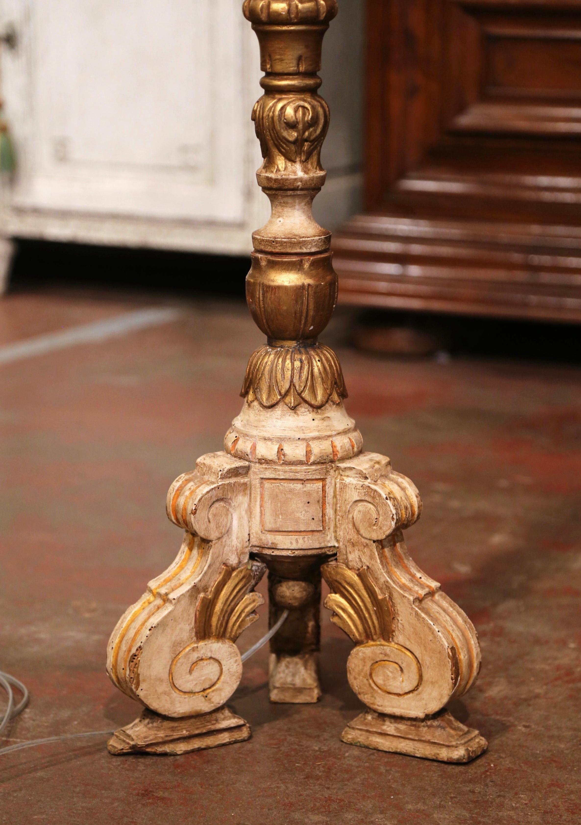 XIXe siècle Lampadaire d'autel italien du 19ème siècle sculpté et peint sur socle tripode en vente