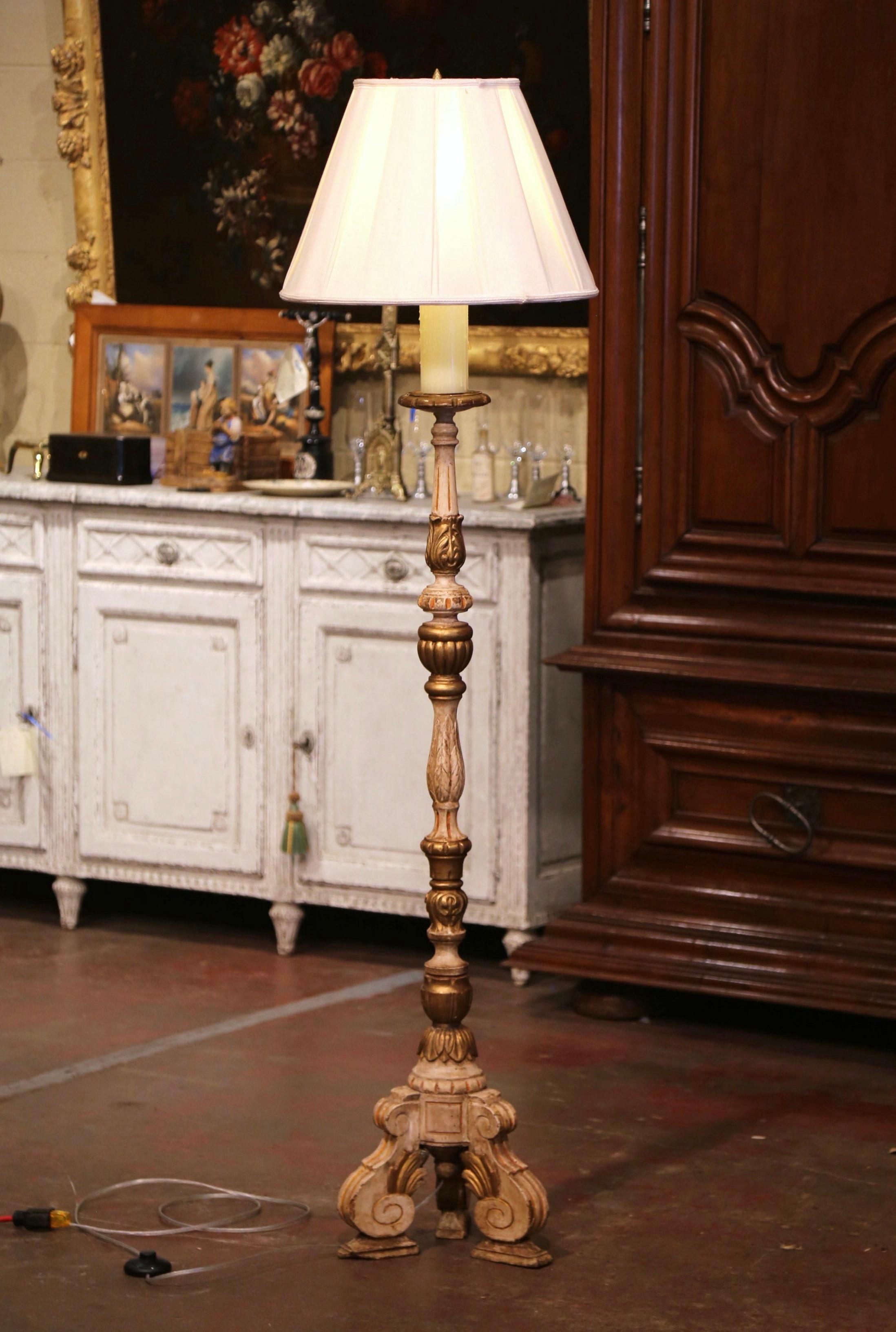 Italienische geschnitzte und bemalte Altar-Stehlampe auf Dreibein-Sockel aus dem 19. Jahrhundert im Angebot 1