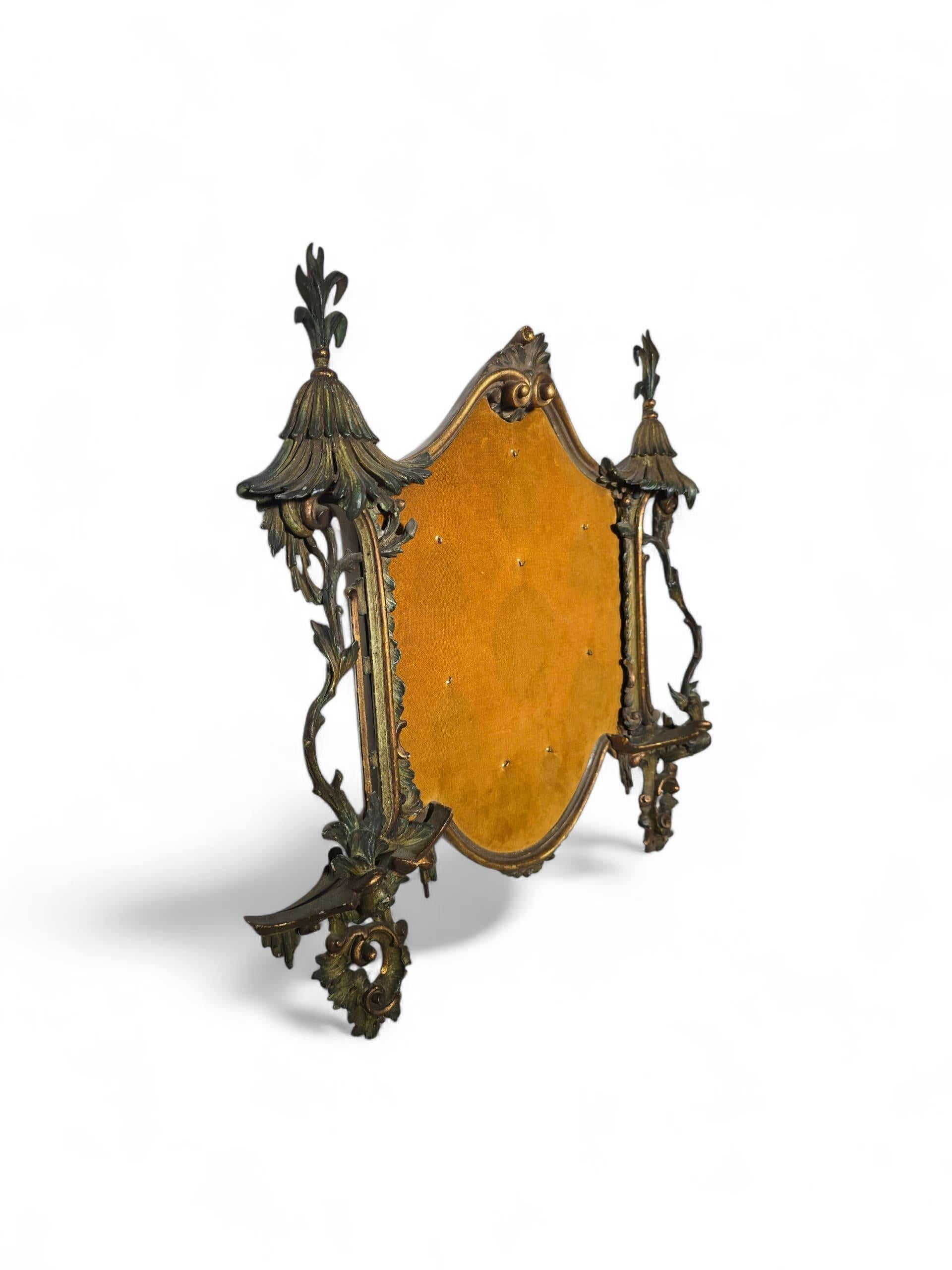 Panneau de présentation de médailles en bois sculpté et peint en forme de pagode, Italie, 19e siècle en vente 5