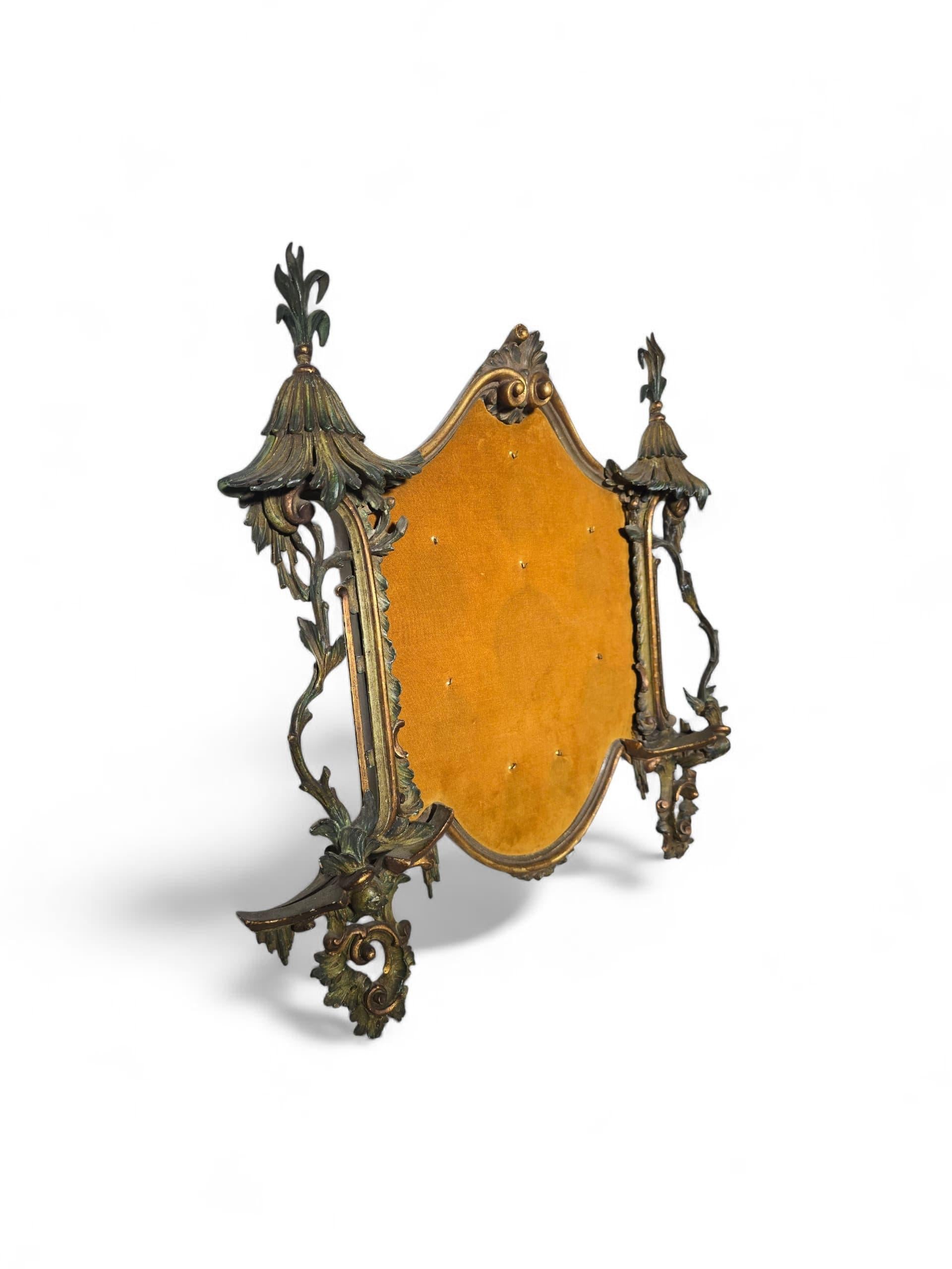 Panneau de présentation de médailles en bois sculpté et peint en forme de pagode, Italie, 19e siècle en vente 6