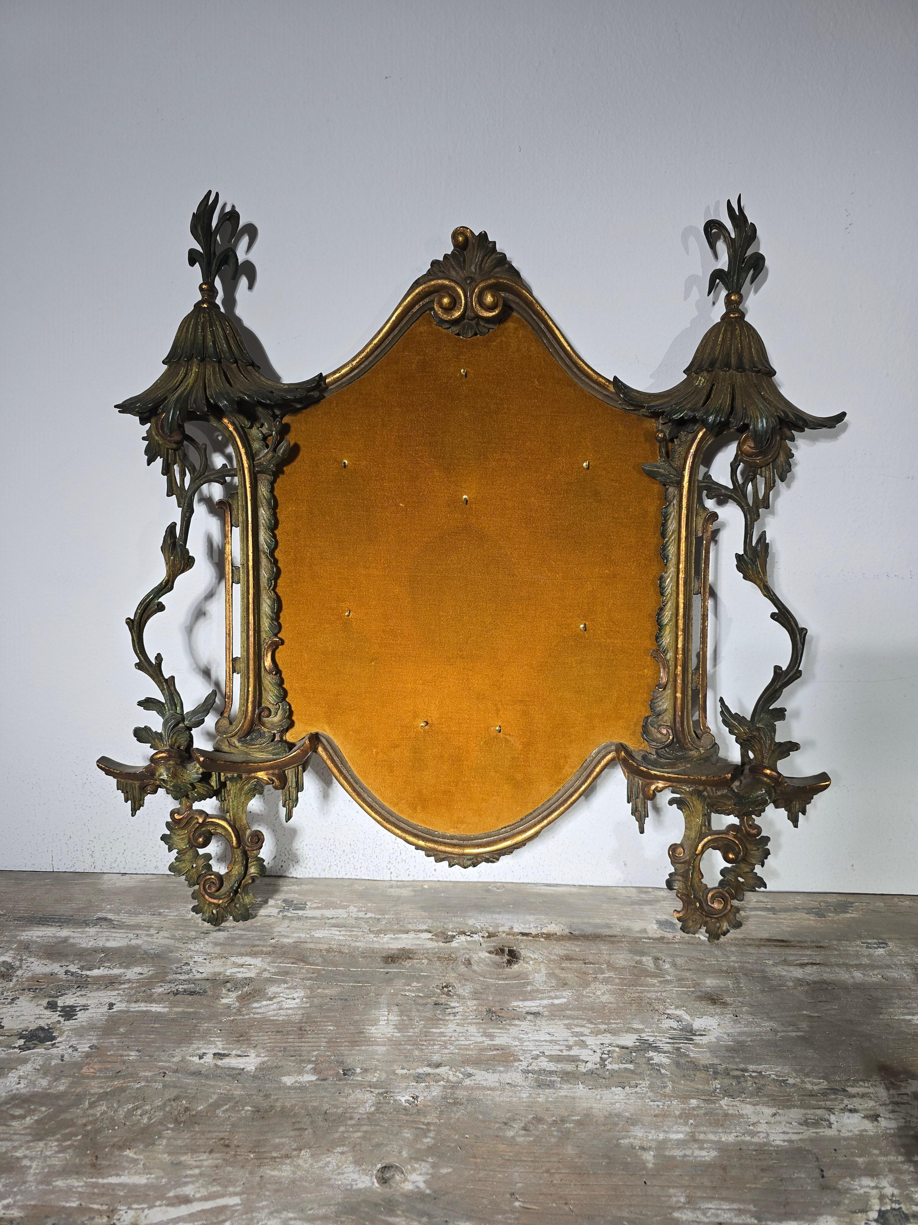 Charmant panneau italien du XIXe siècle, en bois finement sculpté et peint en forme de pagode, conçu à l'origine pour présenter des médailles ou de petits objets décoratifs.
Cette pièce rare et décorative reflète la fascination pour les motifs