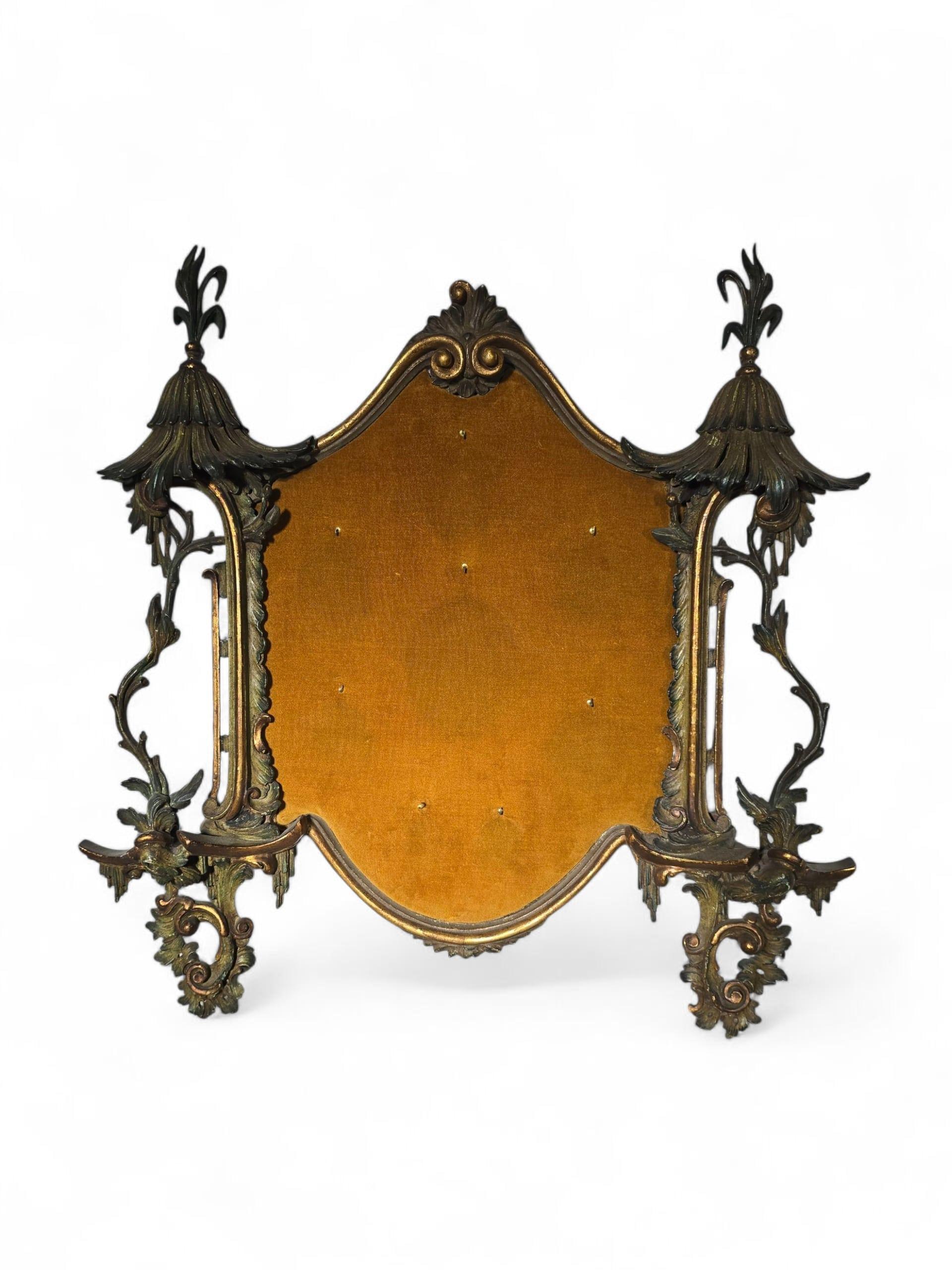 Panneau de présentation de médailles en bois sculpté et peint en forme de pagode, Italie, 19e siècle Bon état - En vente à Madrid, ES