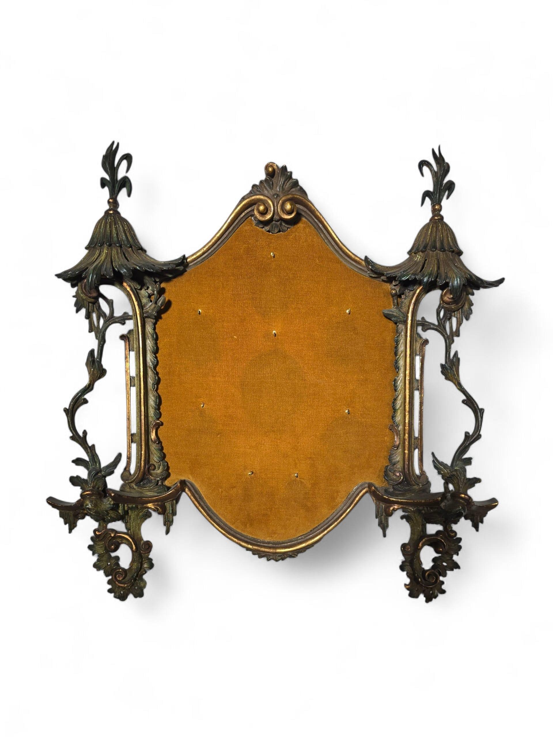 Fin du XIXe siècle Panneau de présentation de médailles en bois sculpté et peint en forme de pagode, Italie, 19e siècle en vente