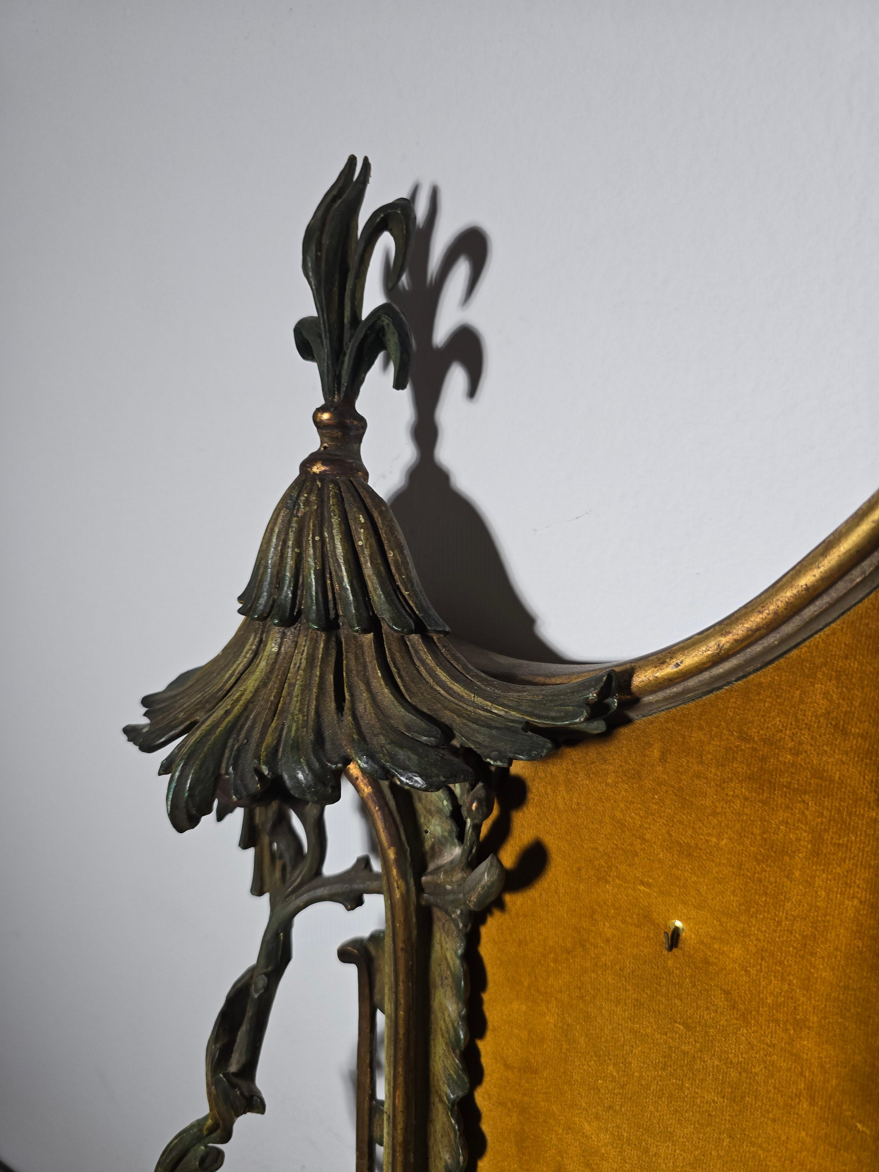 Fruitiers Panneau de présentation de médailles en bois sculpté et peint en forme de pagode, Italie, 19e siècle en vente