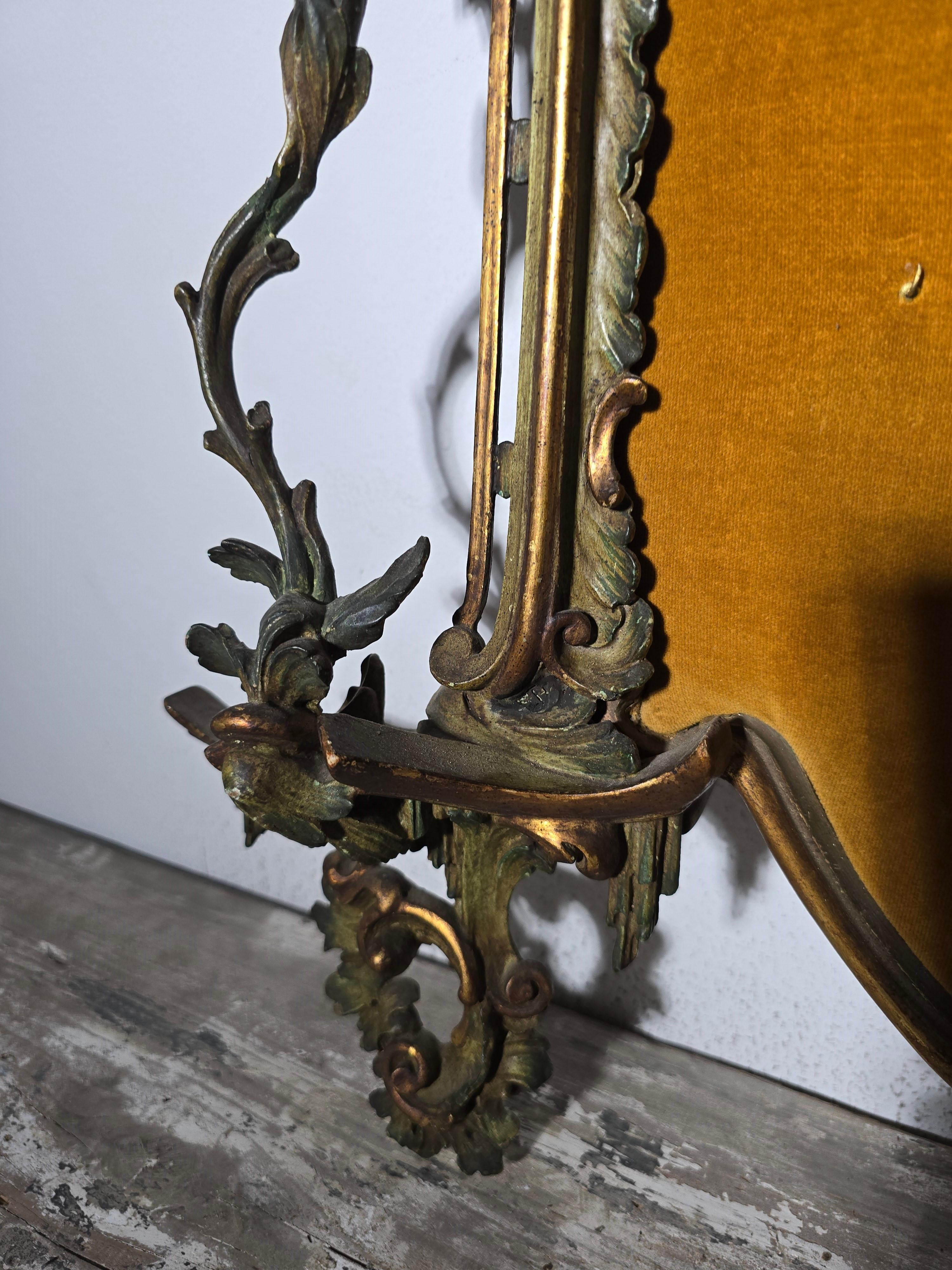 Panneau de présentation de médailles en bois sculpté et peint en forme de pagode, Italie, 19e siècle en vente 1