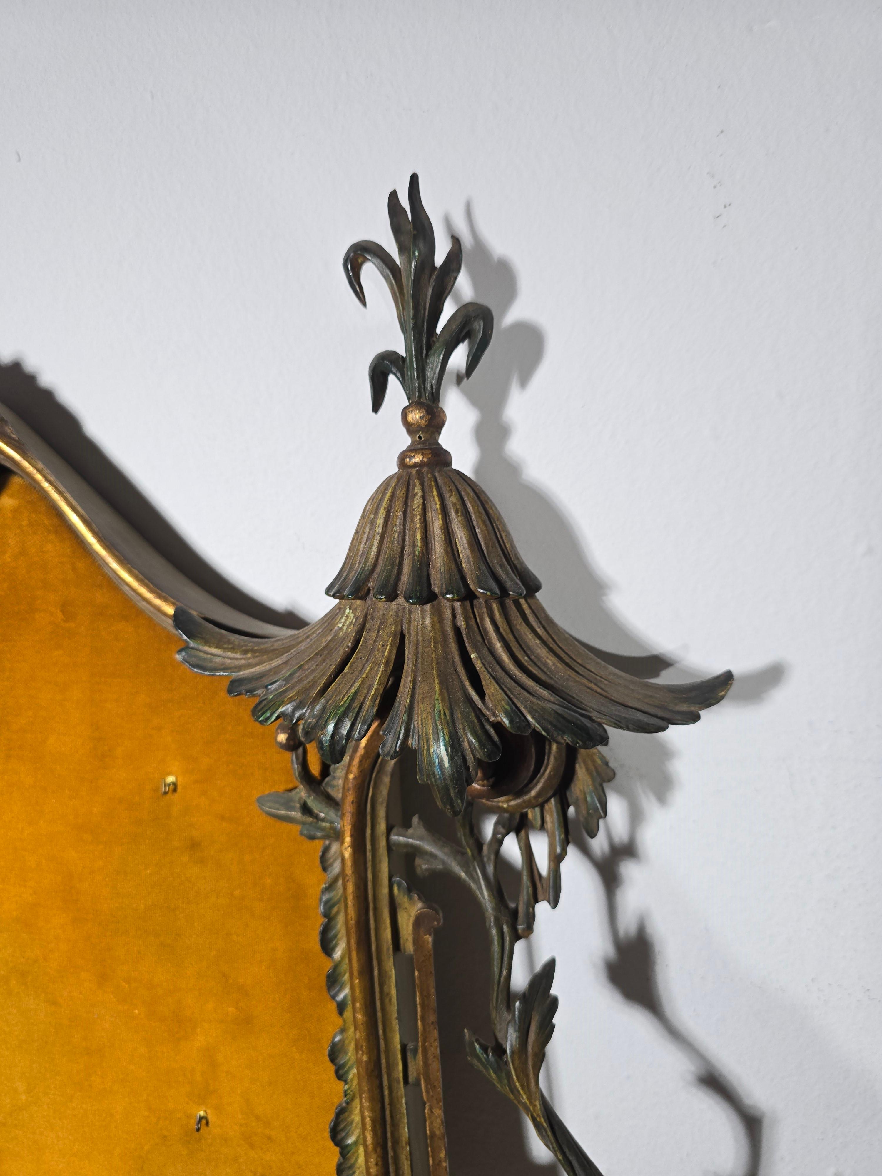 Panneau de présentation de médailles en bois sculpté et peint en forme de pagode, Italie, 19e siècle en vente 2