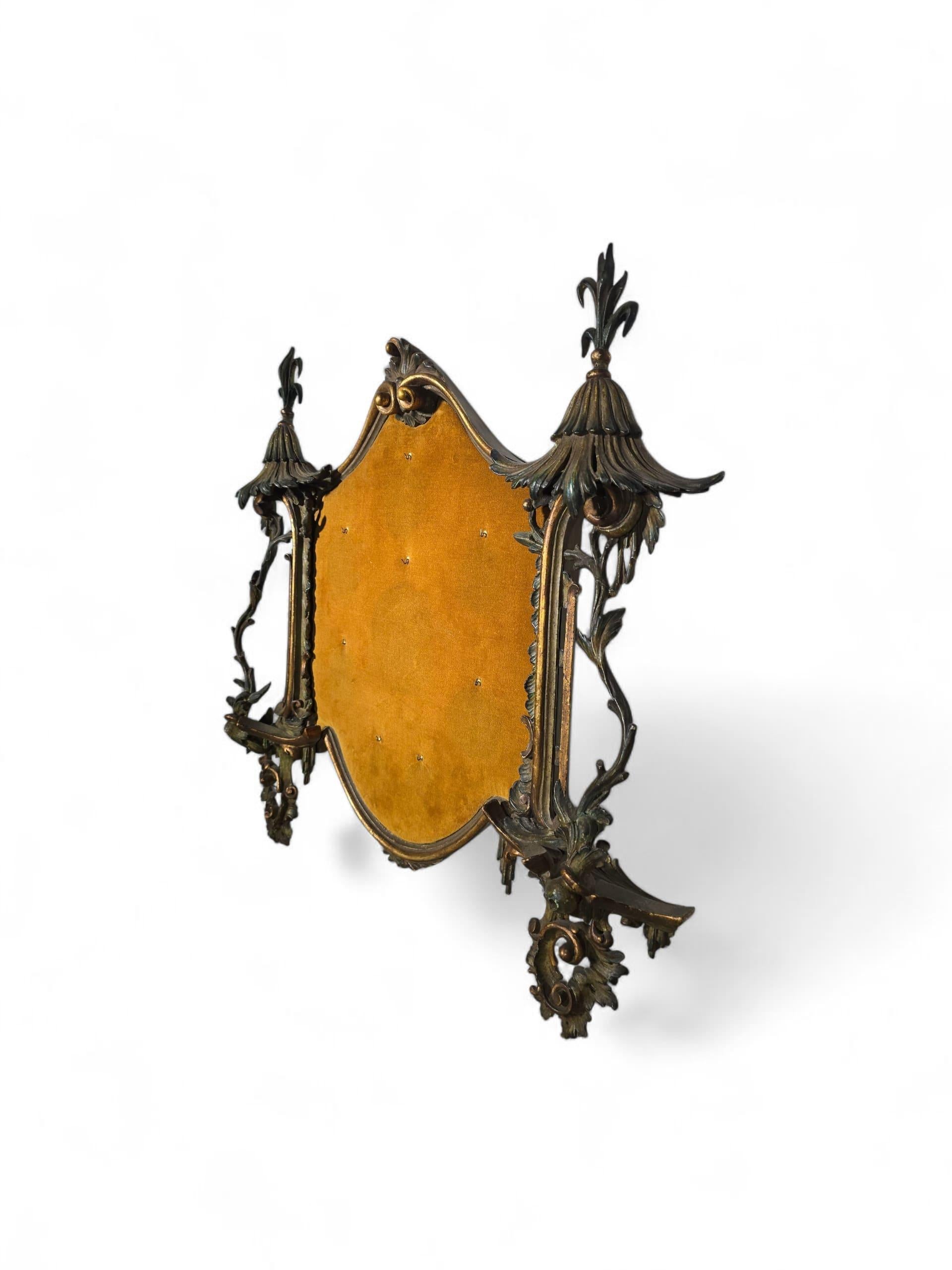 Panneau de présentation de médailles en bois sculpté et peint en forme de pagode, Italie, 19e siècle en vente 4