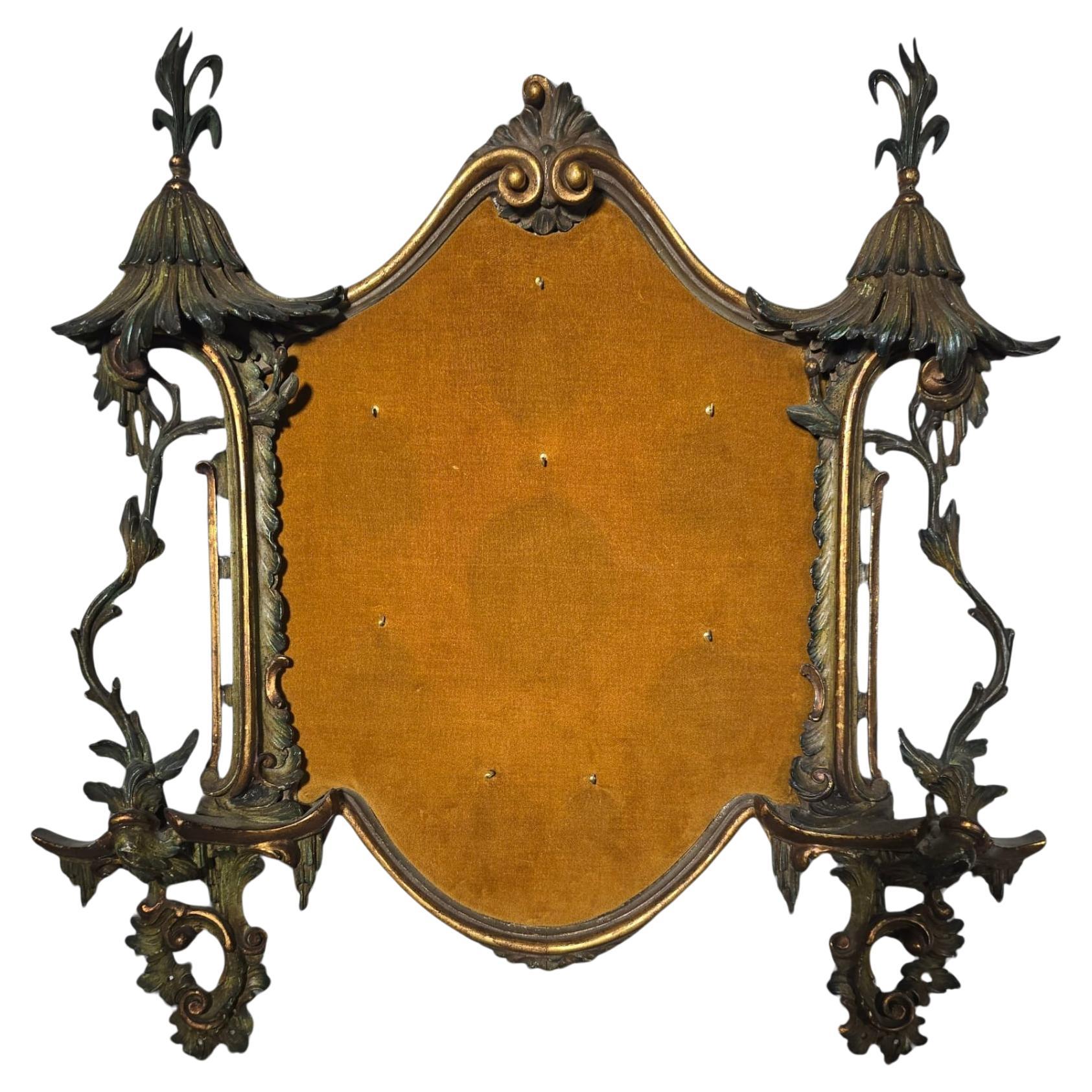 Panneau de présentation de médailles en bois sculpté et peint en forme de pagode, Italie, 19e siècle en vente