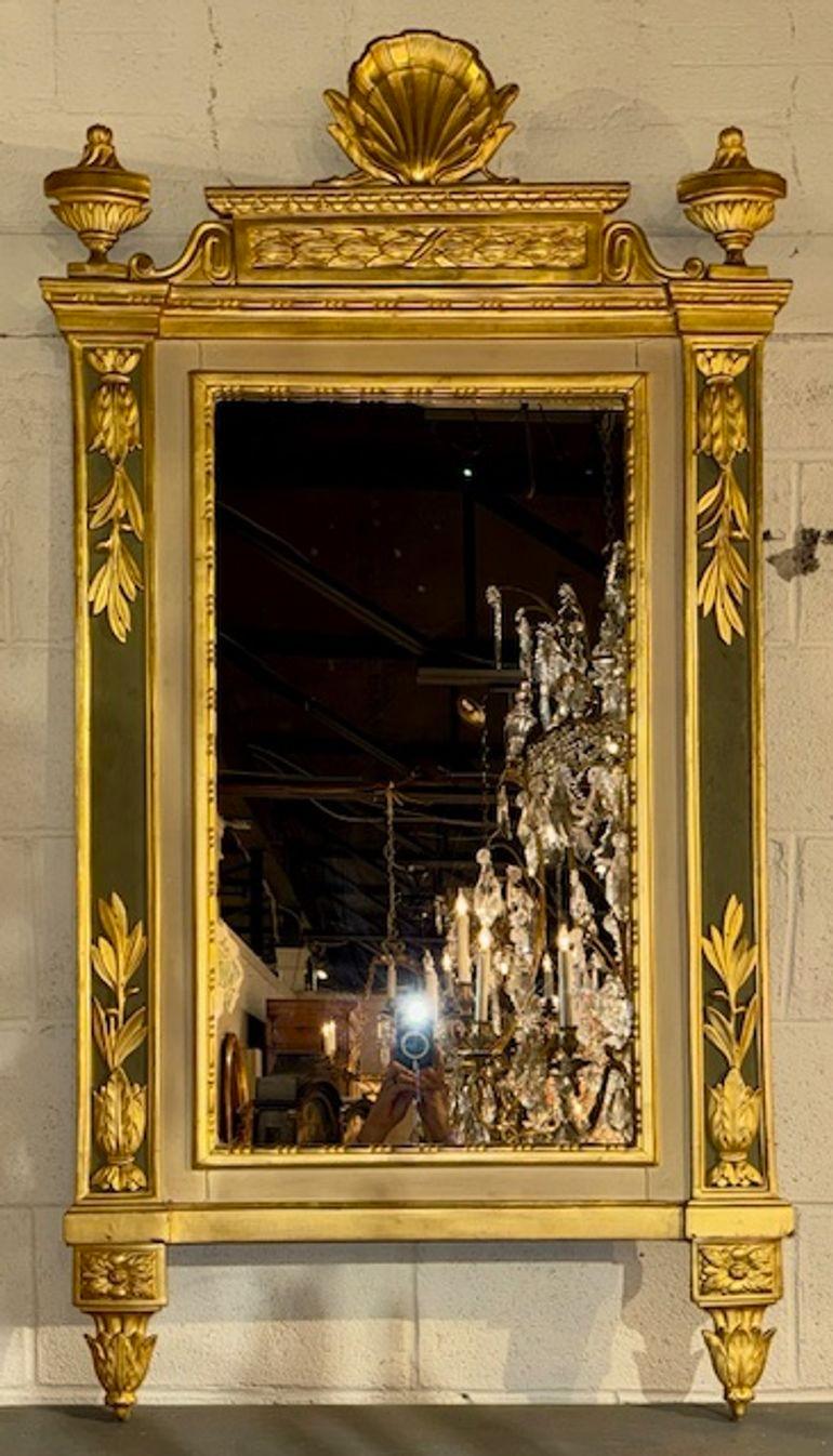 Questo specchio italiano del XIX secolo presenta uno stile neoclassico con intricati intagli e dettagli dorati. Lo specchio aggiunge un tocco di raffinatezza al suo design. Le sue origini italiane si riflettono nell'artigianato e nell'attenzione ai
