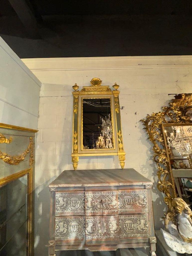 Neoclassico Specchio italiano del XIX secolo intagliato e dorato in stile neoclassico in vendita