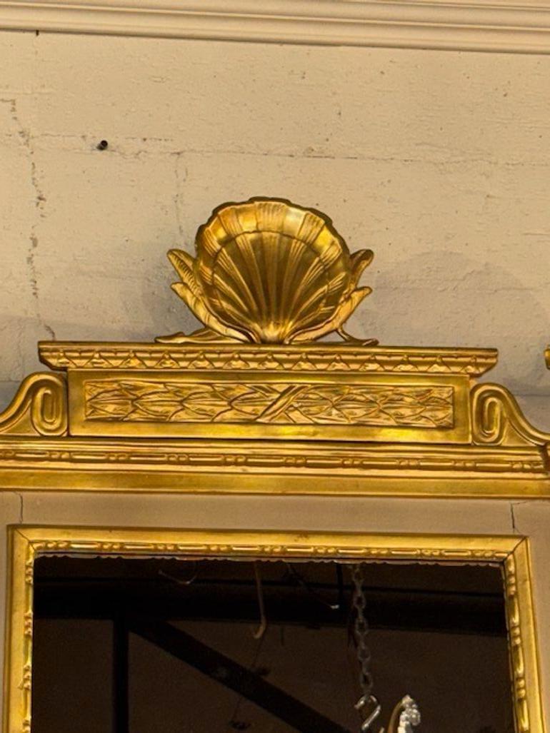 Italiano Specchio italiano del XIX secolo intagliato e dorato in stile neoclassico in vendita