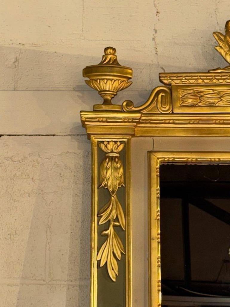 Specchio italiano del XIX secolo intagliato e dorato in stile neoclassico In condizioni buone in vendita a Dallas, TX