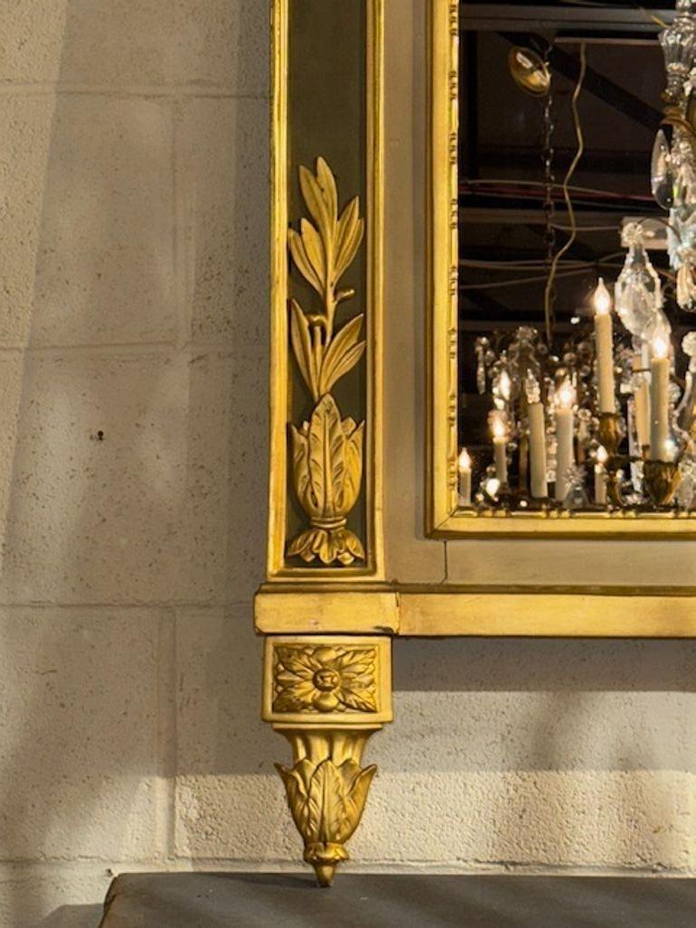 Legno Specchio italiano del XIX secolo intagliato e dorato in stile neoclassico in vendita