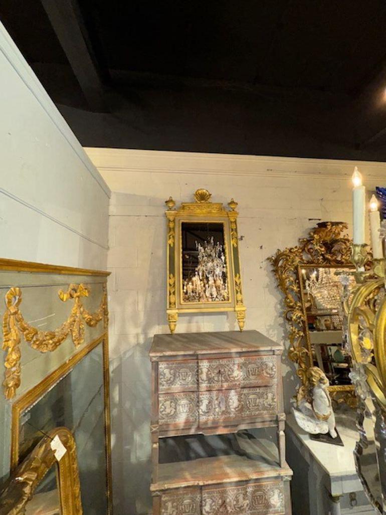 Specchio italiano del XIX secolo intagliato e dorato in stile neoclassico in vendita 1
