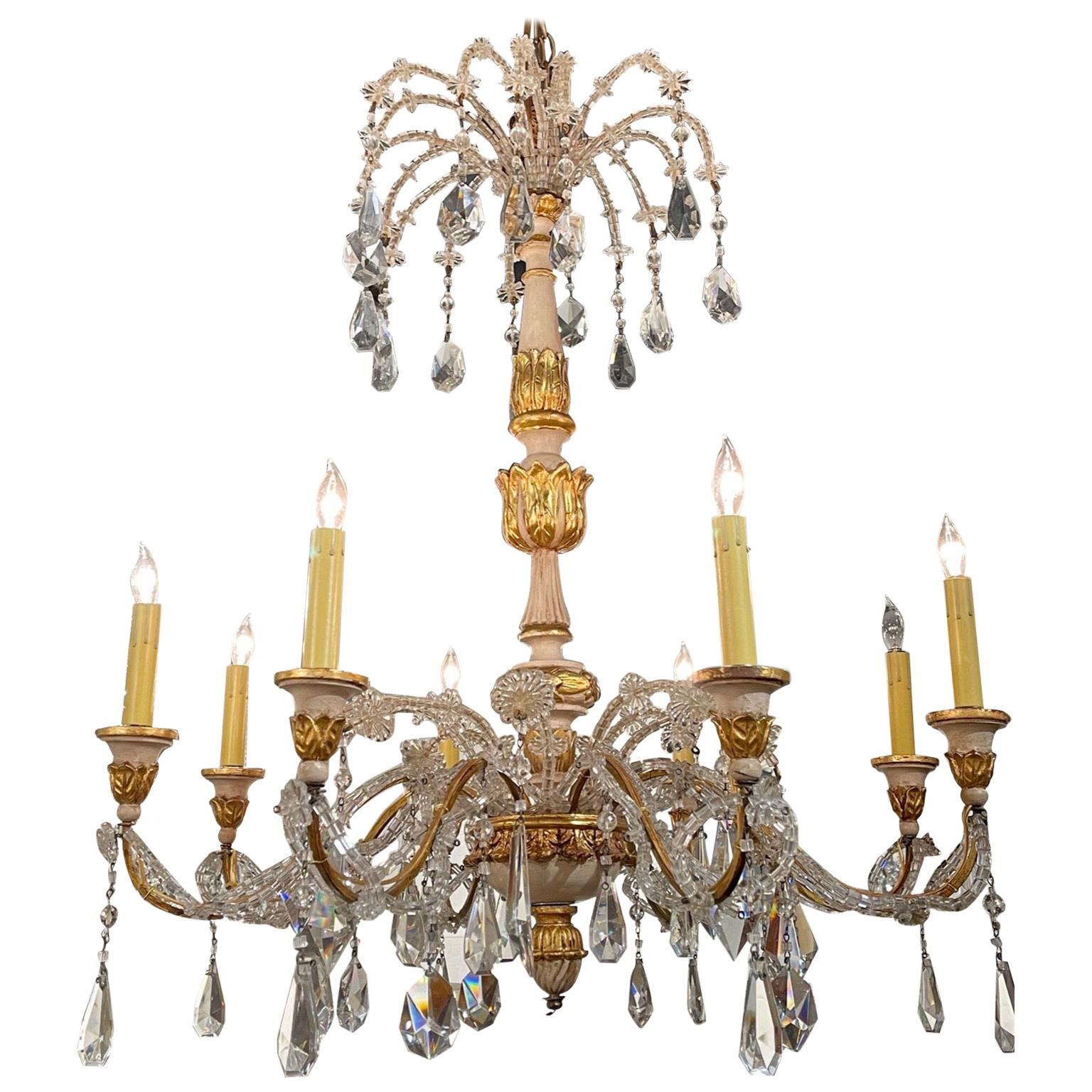 Araña italiana del siglo XIX de madera de giltwood tallada y con cuentas de cristal