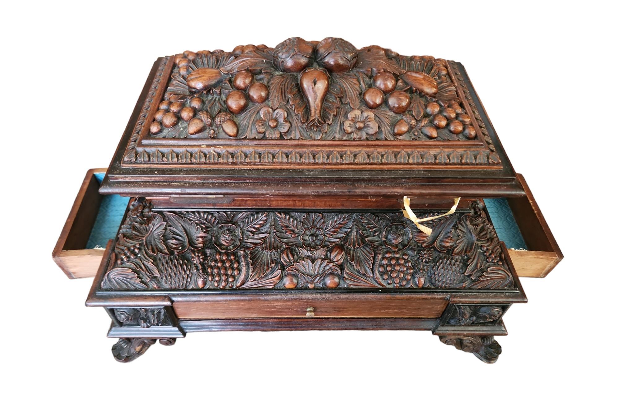 19th Century Italian Carved Box For Sale 4
