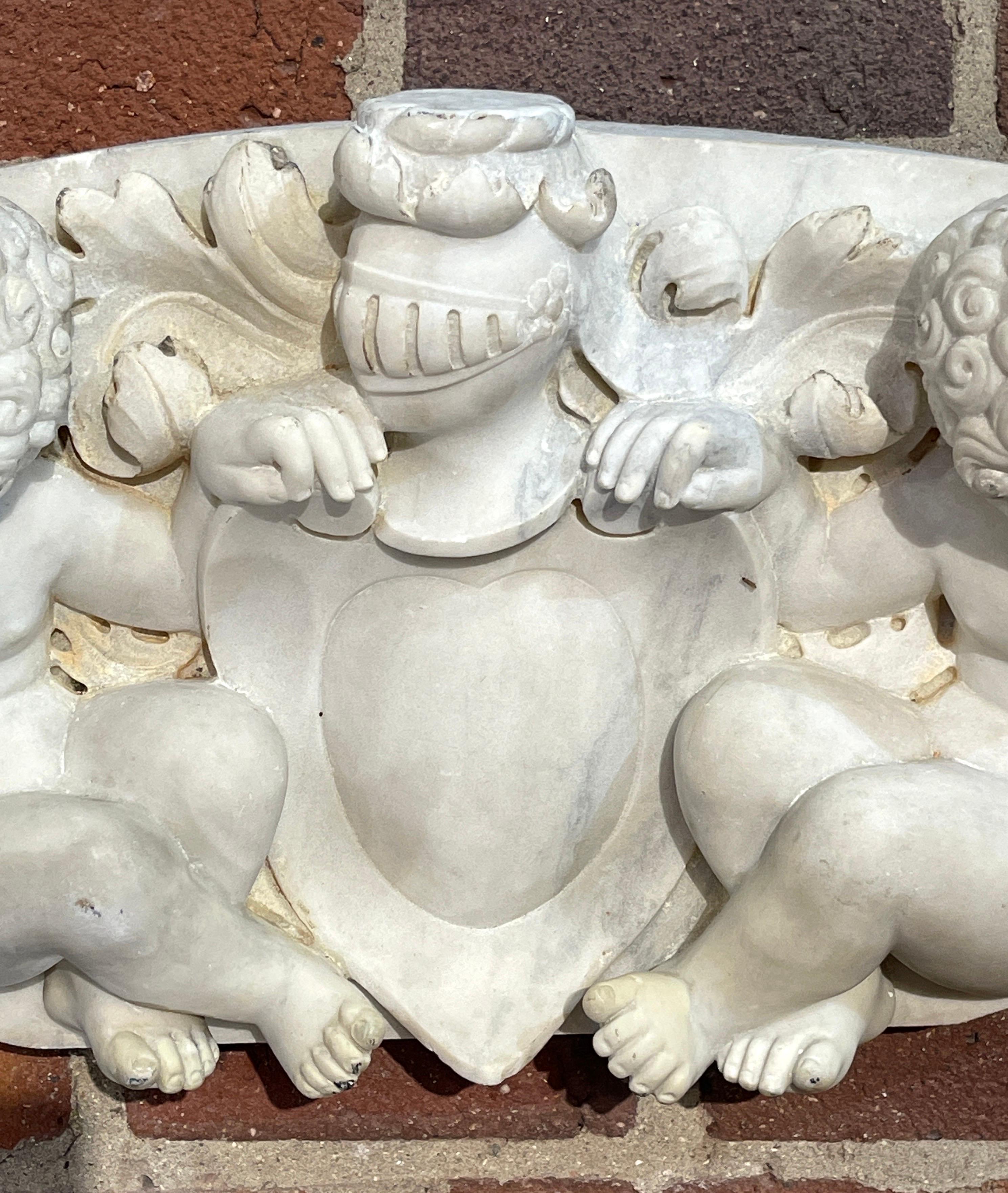 Putti - Manteau italien du 19ème siècle en marbre sculpté Carrera - Armoiries figuratives en vente 3