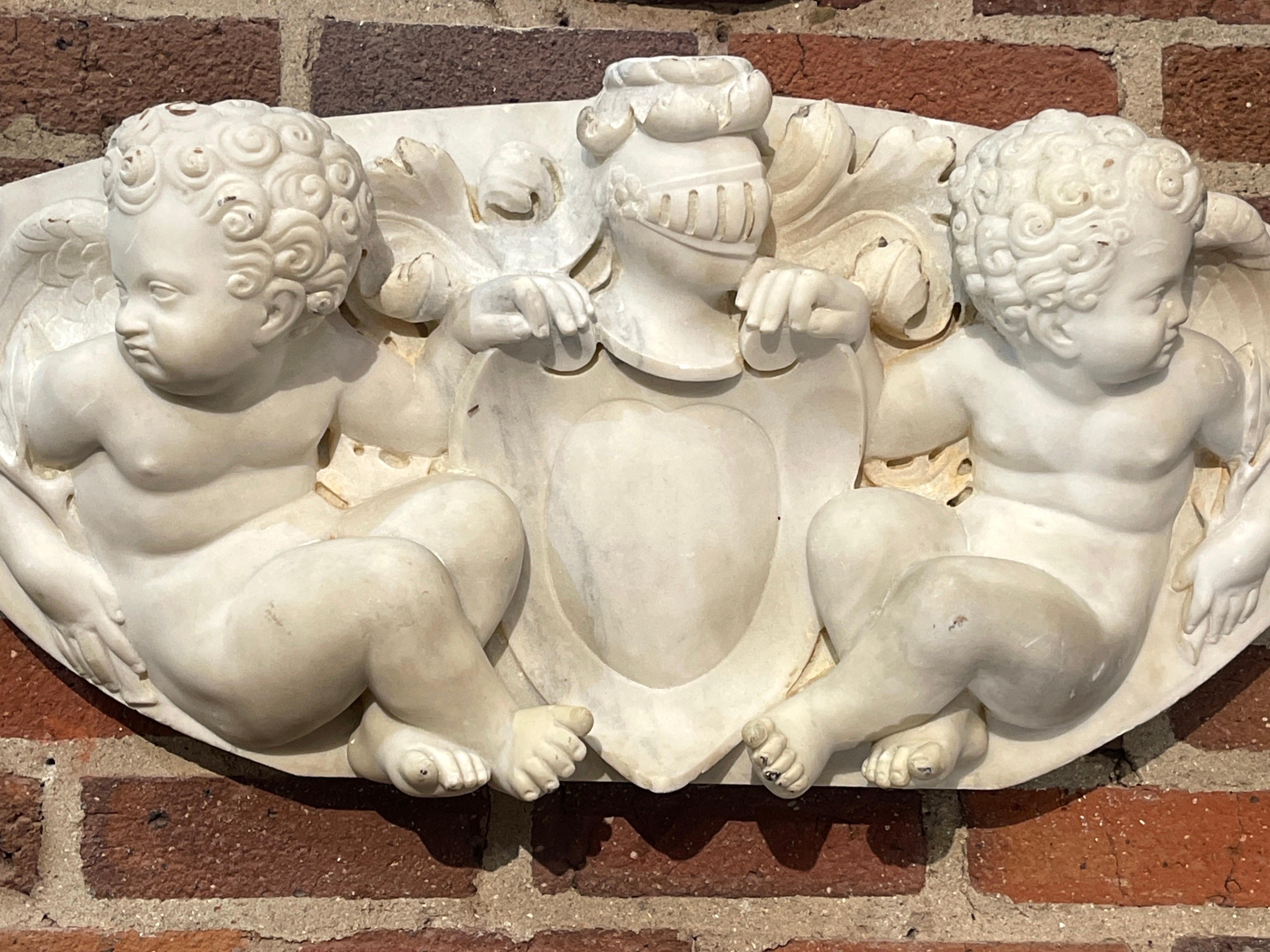 Putti - Manteau italien du 19ème siècle en marbre sculpté Carrera - Armoiries figuratives en vente 4