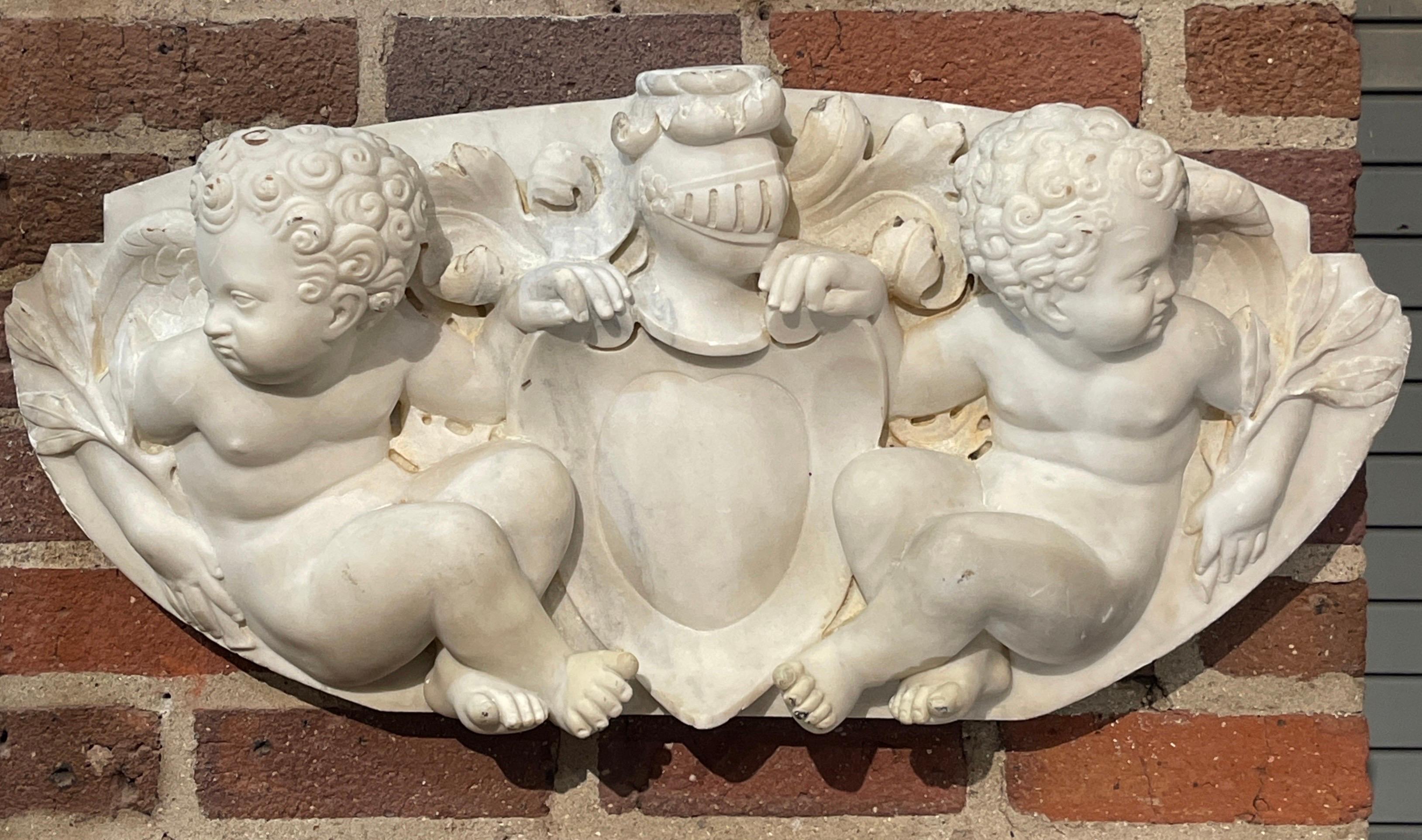 Renaissance Putti - Manteau italien du 19ème siècle en marbre sculpté Carrera - Armoiries figuratives en vente
