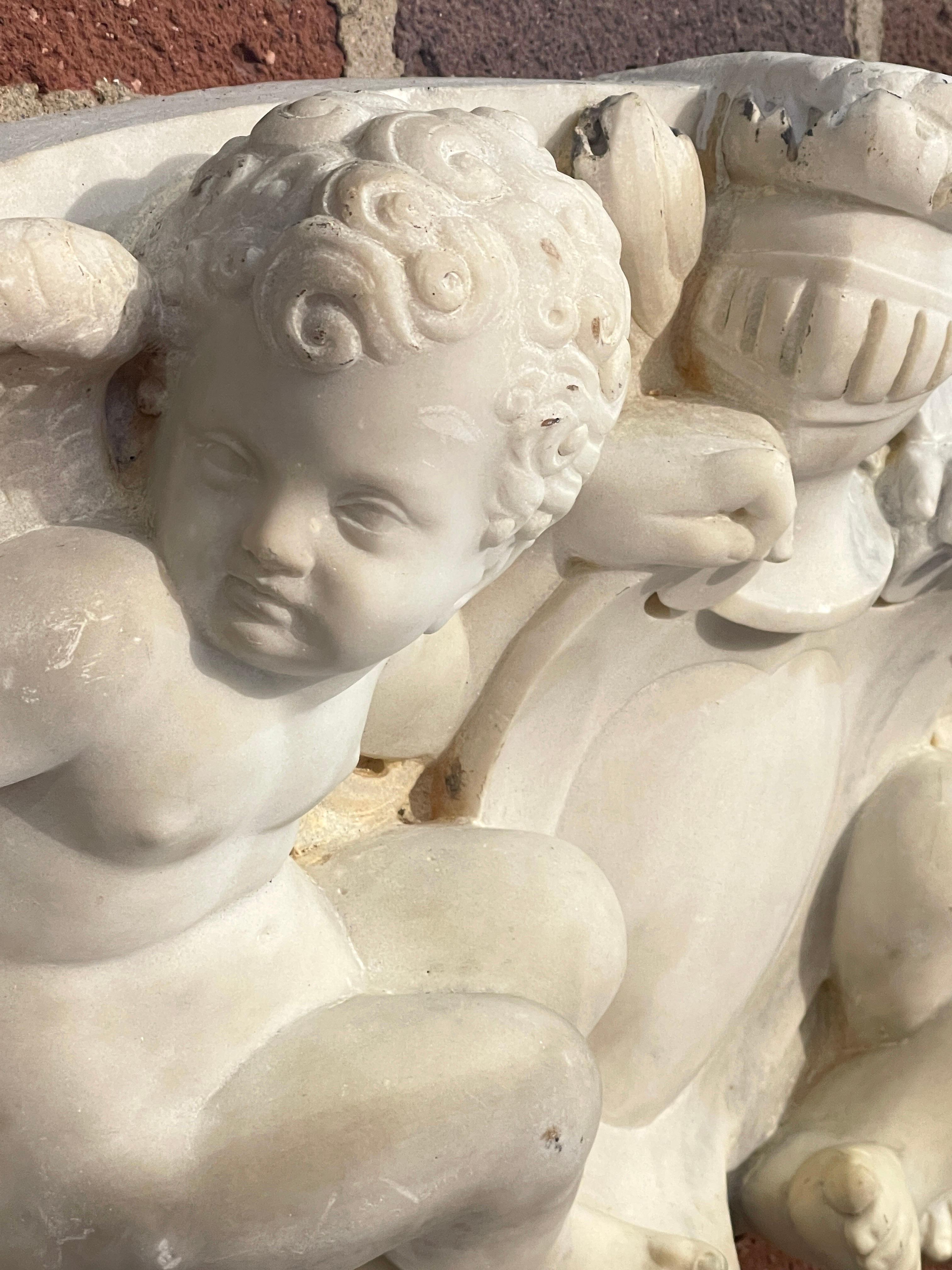 XIXe siècle Putti - Manteau italien du 19ème siècle en marbre sculpté Carrera - Armoiries figuratives en vente