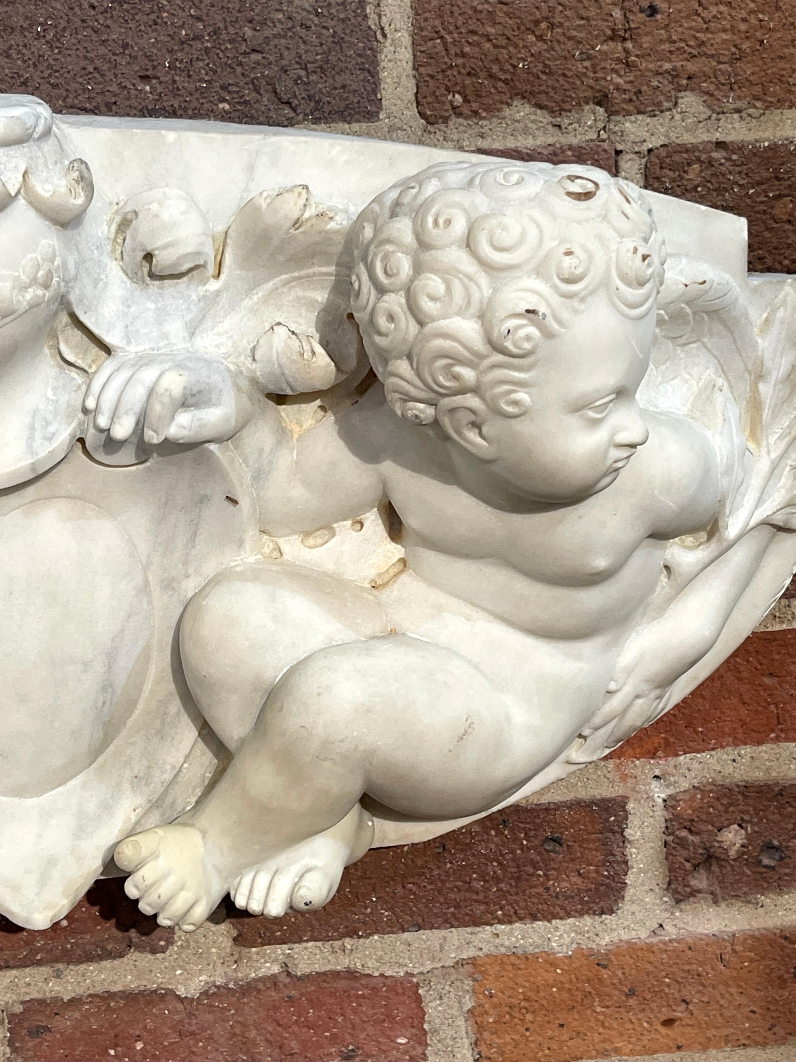 Putti - Manteau italien du 19ème siècle en marbre sculpté Carrera - Armoiries figuratives en vente 2