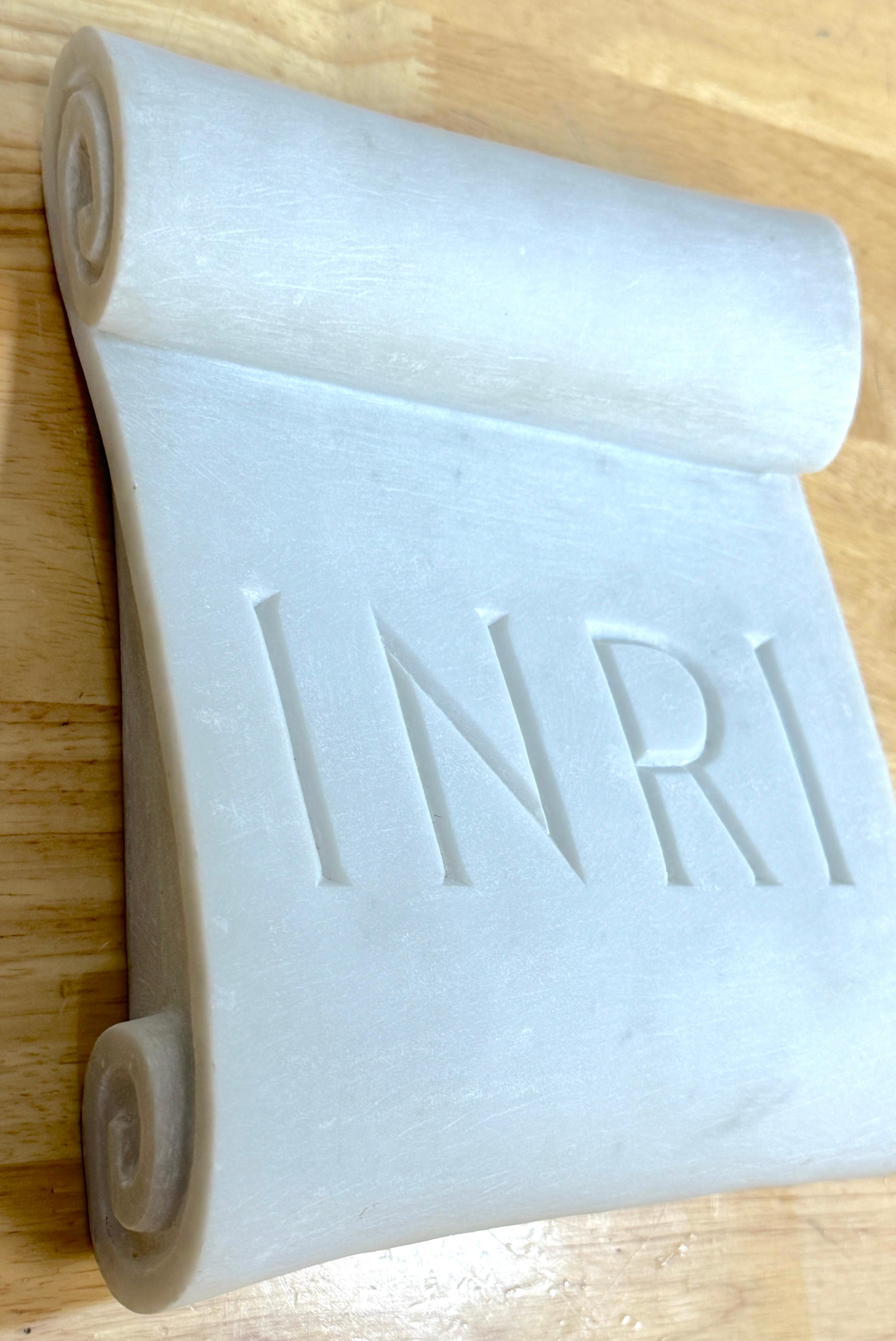Marbre de Carrare Sculpture italienne du 19ème siècle en marbre Carrera sculpté INRI à volutes en vente