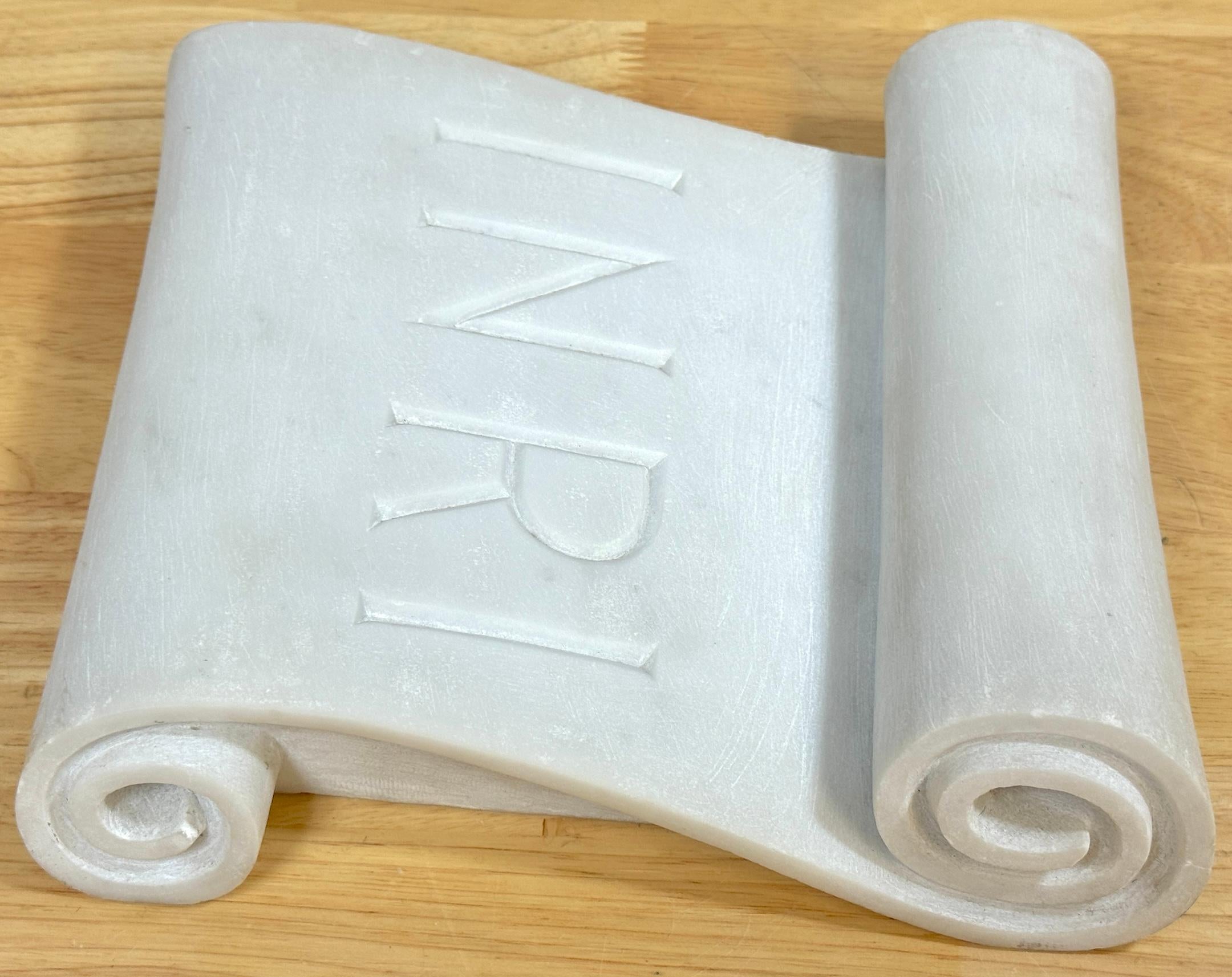 Sculpture italienne du 19ème siècle en marbre Carrera sculpté INRI à volutes en vente 1