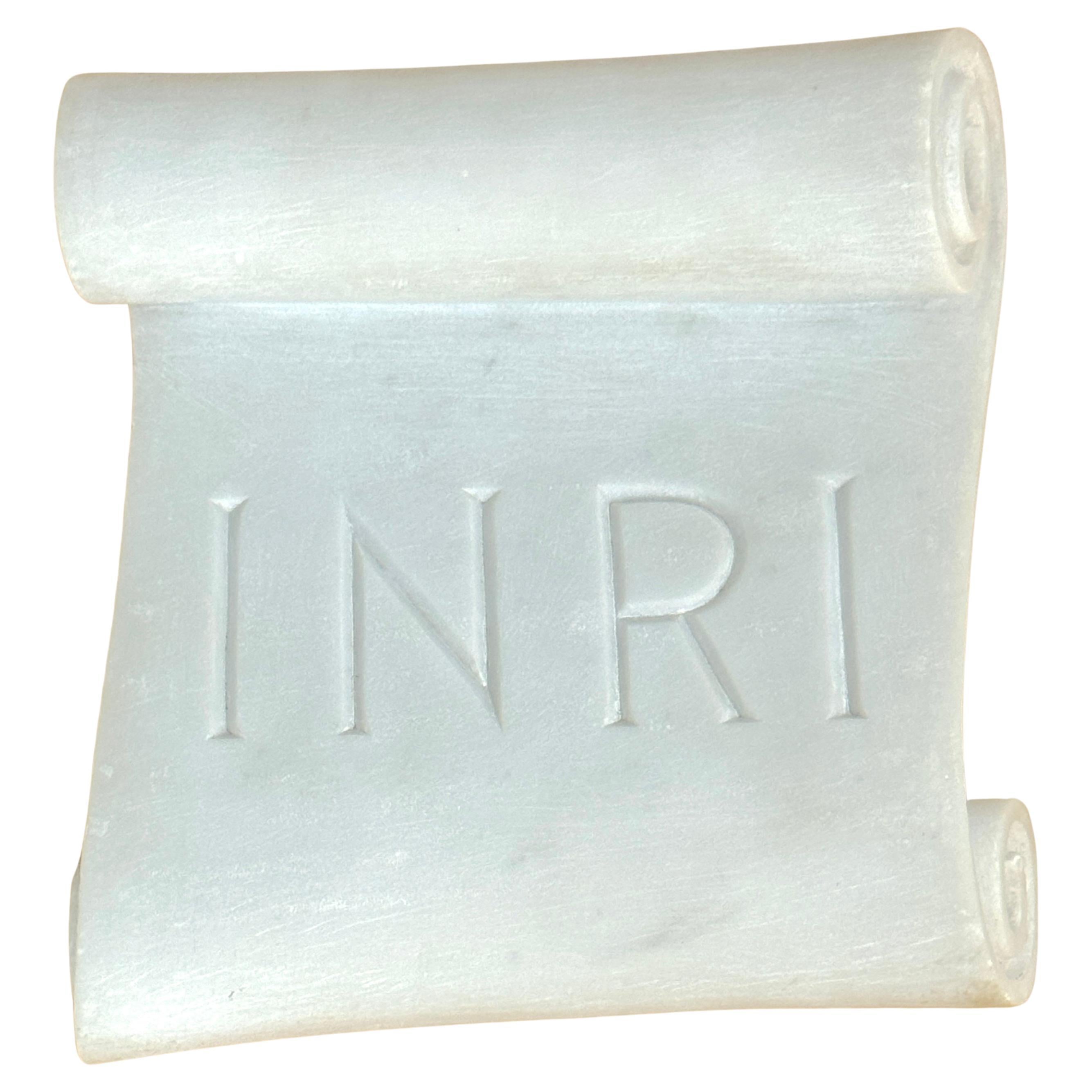 Sculpture italienne du 19ème siècle en marbre Carrera sculpté INRI à volutes