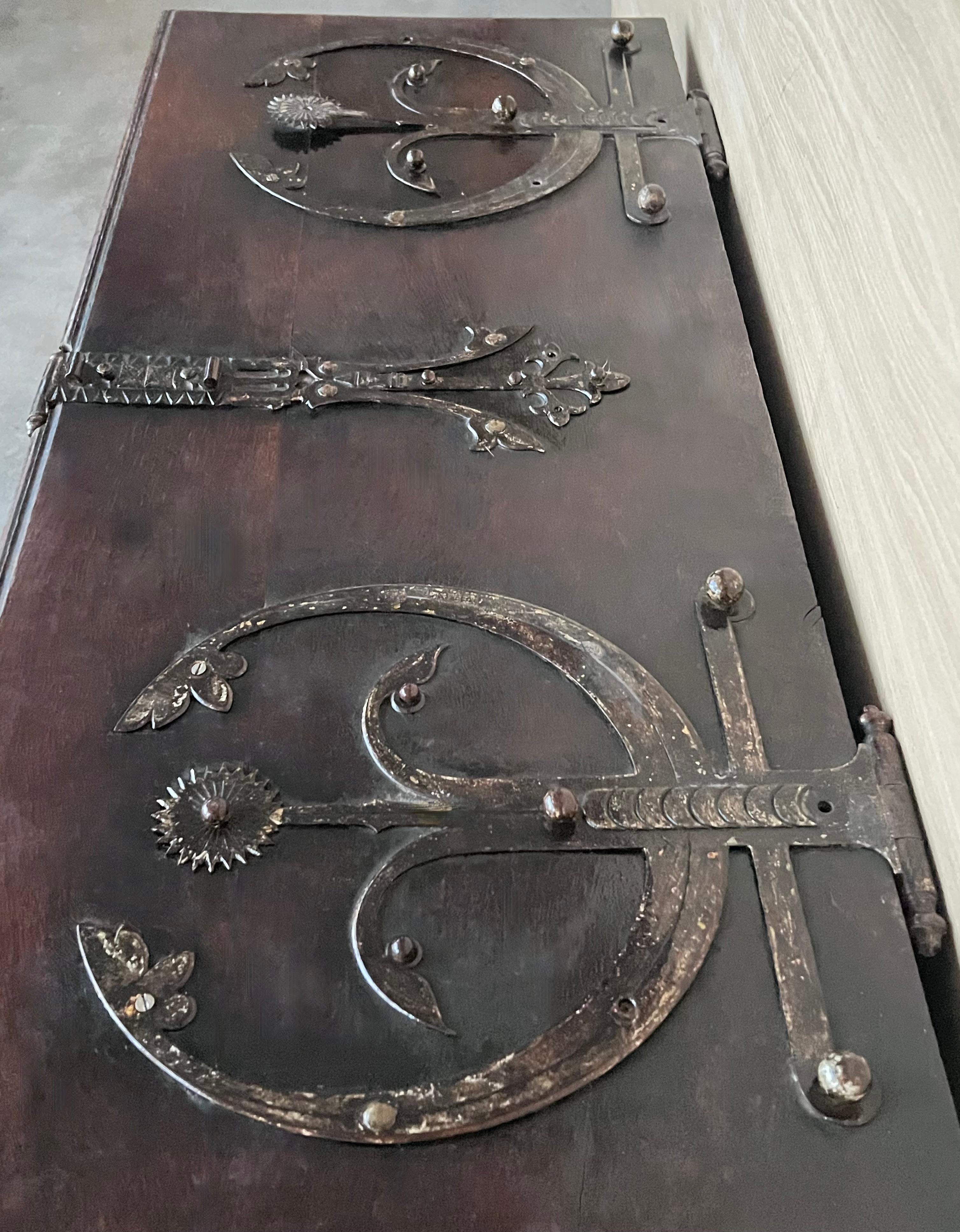 Baúl Cassone Italiano Tallado del Siglo XIX con Herrajes Originales, Década de 1890 en venta 3